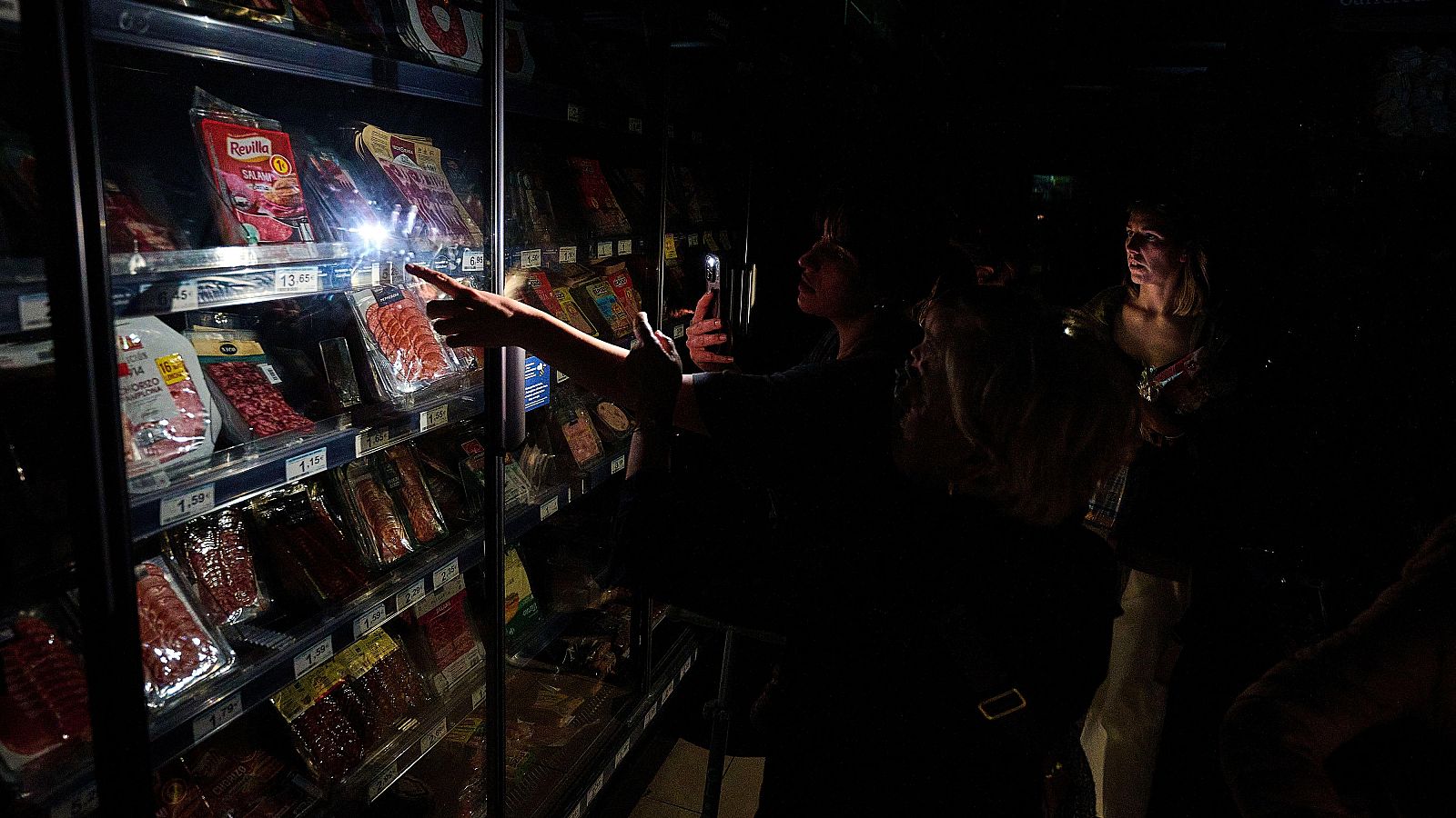 "Largas colas" y posibles causas", principales temas de los medios internacionales sobre el apagón masivo