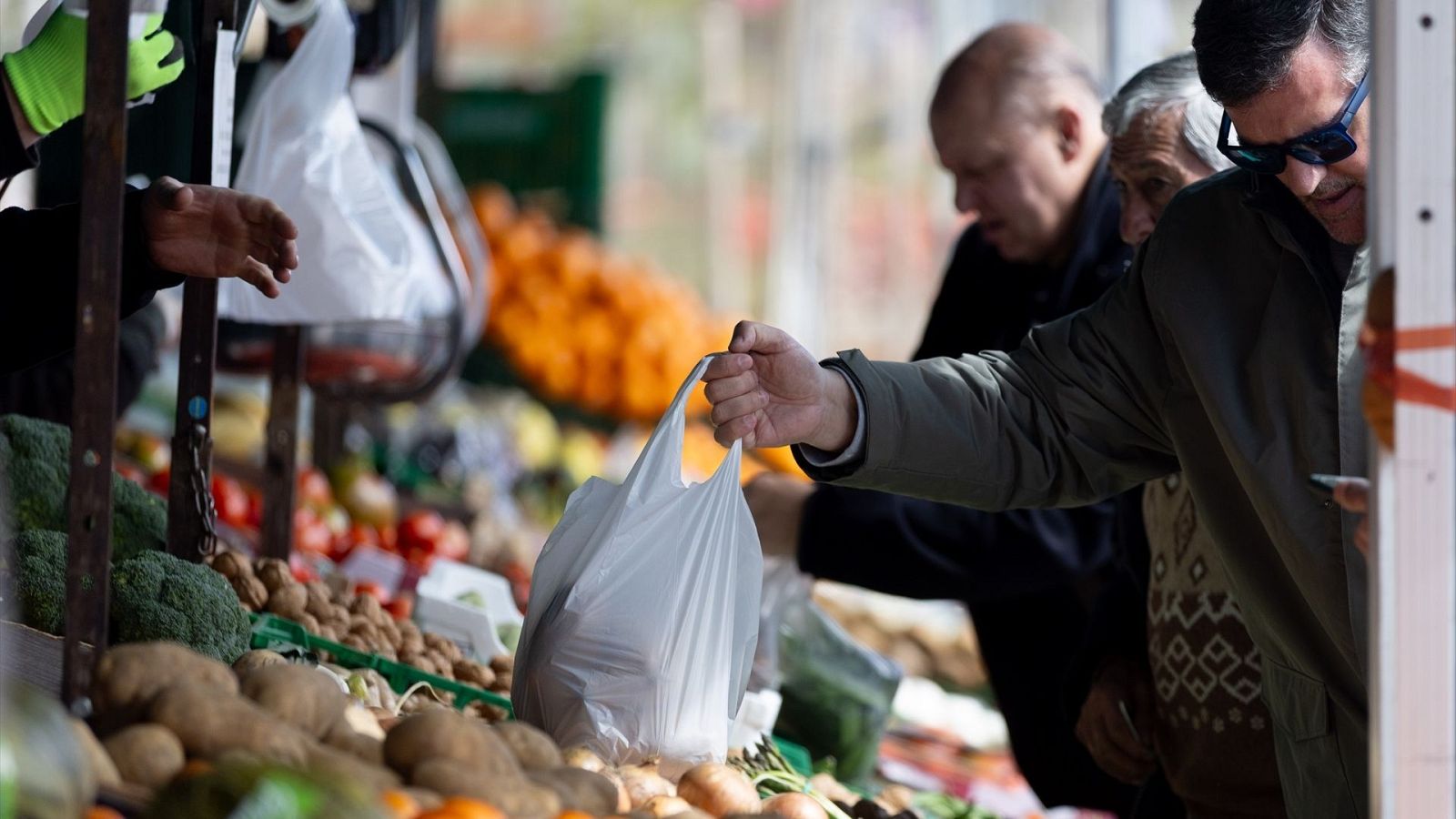 La inflación baja una décima en abril y se coloca en el 2,2%