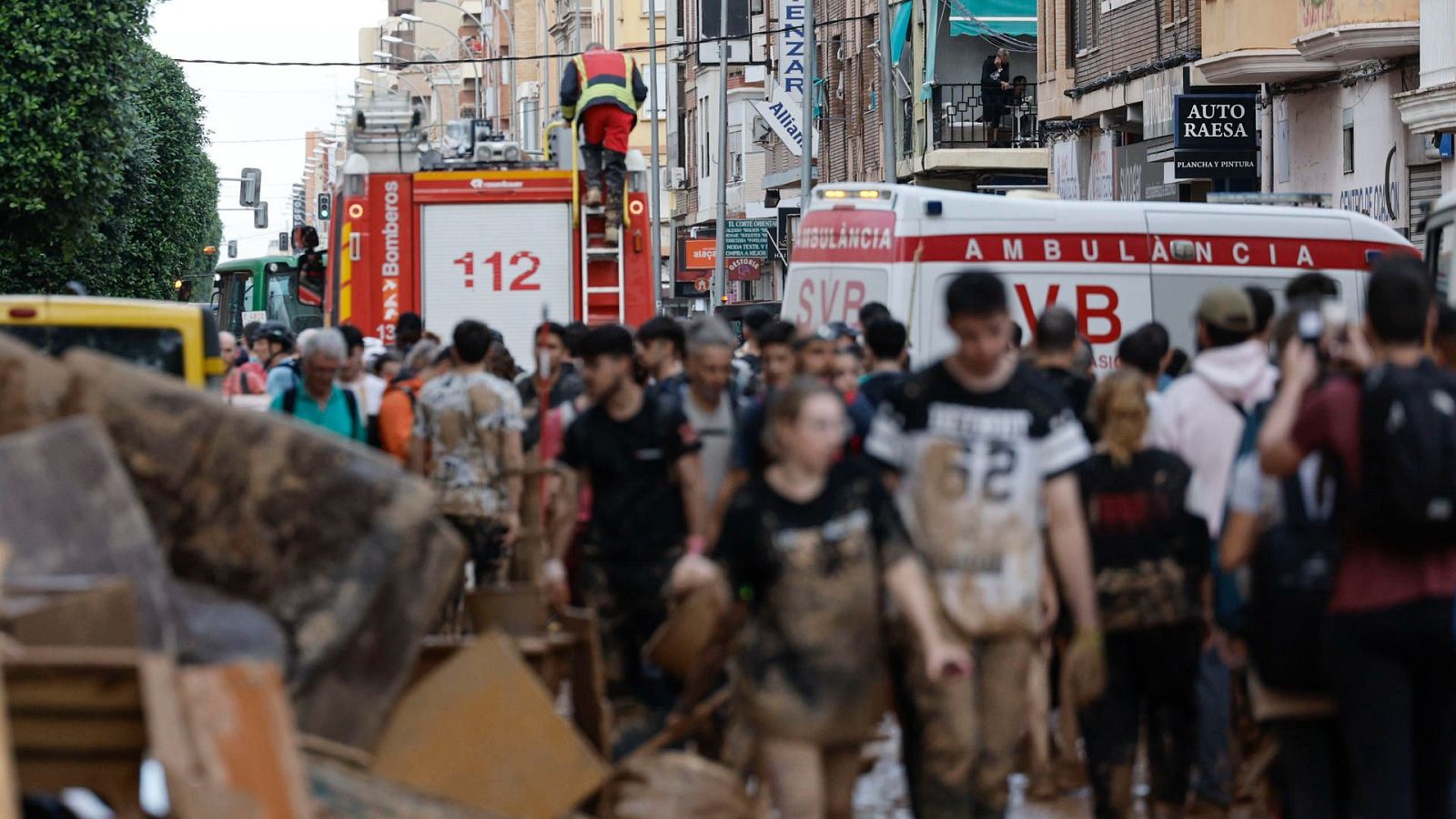 Vecinos y personas de diversas comunidades autónomas trabajan como voluntarios para restablecer la normalidad en Alfafar (Valencia)