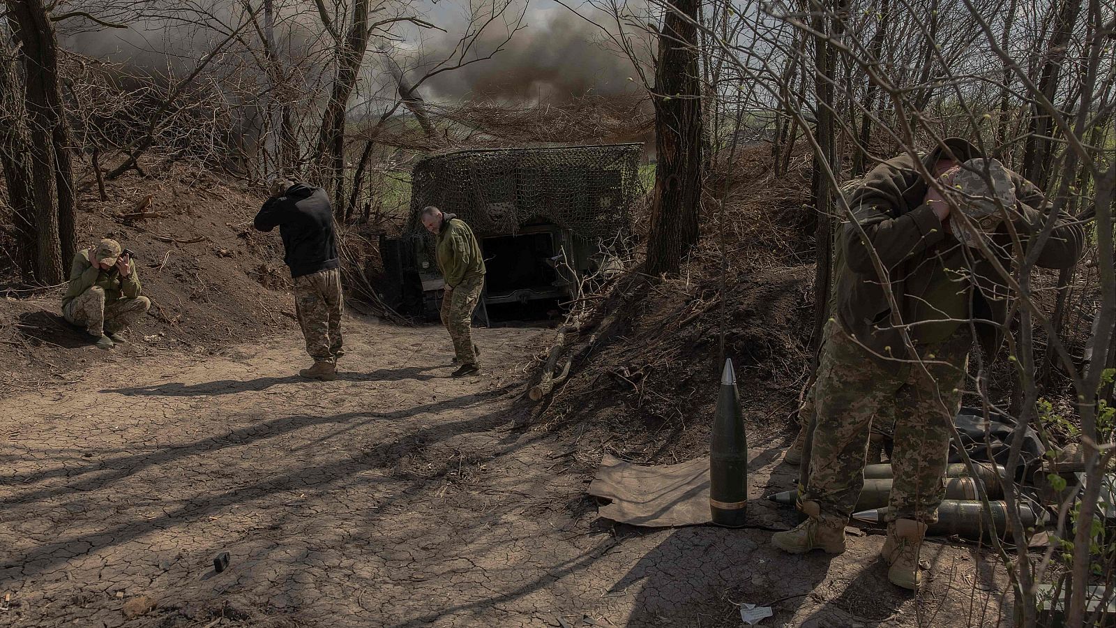 Militares ucranianos de la unidad de artillería del regimiento Skala disparan un obús M109 hacia posiciones rusas, en la región de Dónetsk