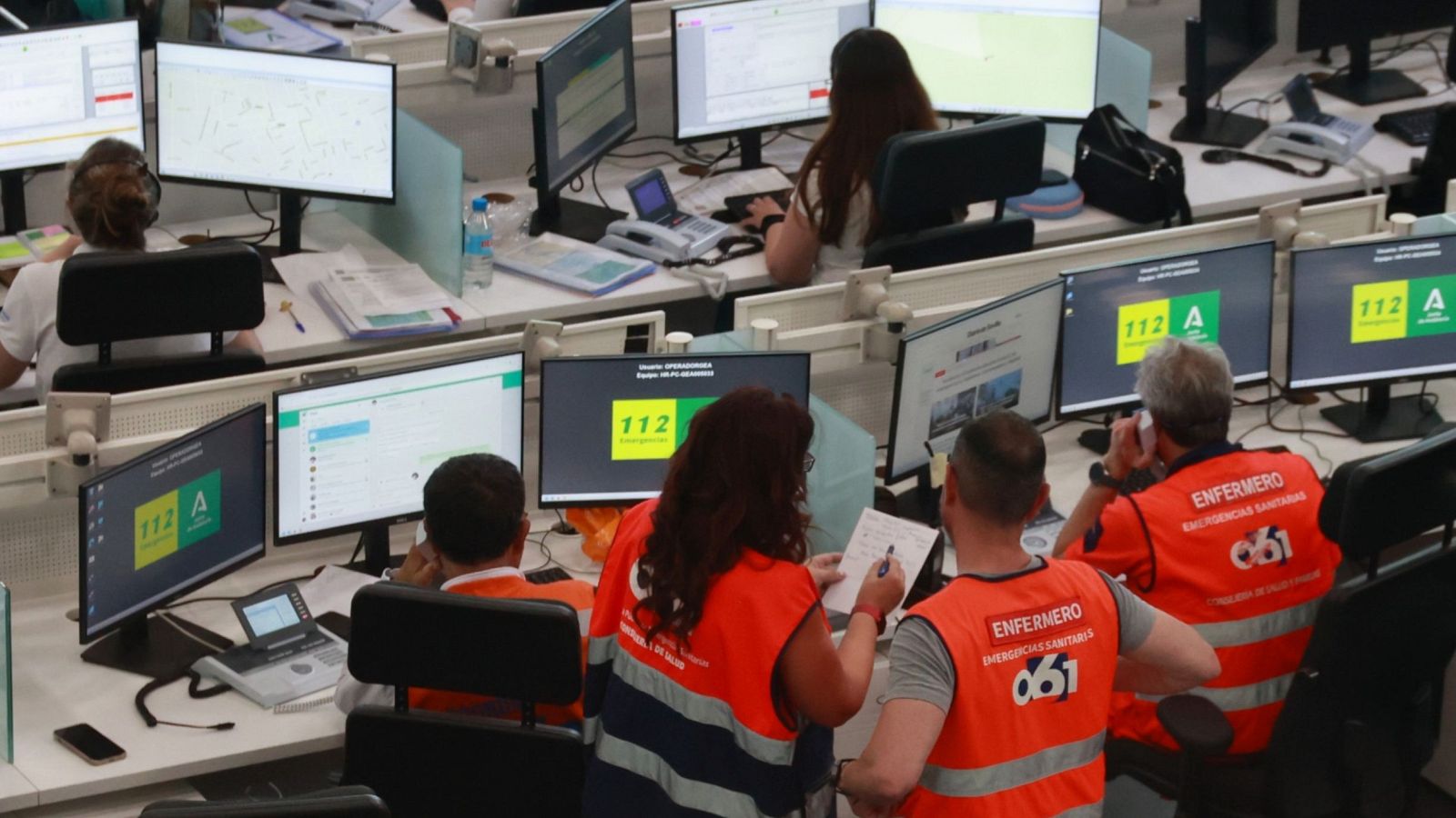 Trabajadores de emergencias en la sede del 112 de Sevilla durante el apagón del 28 de abril