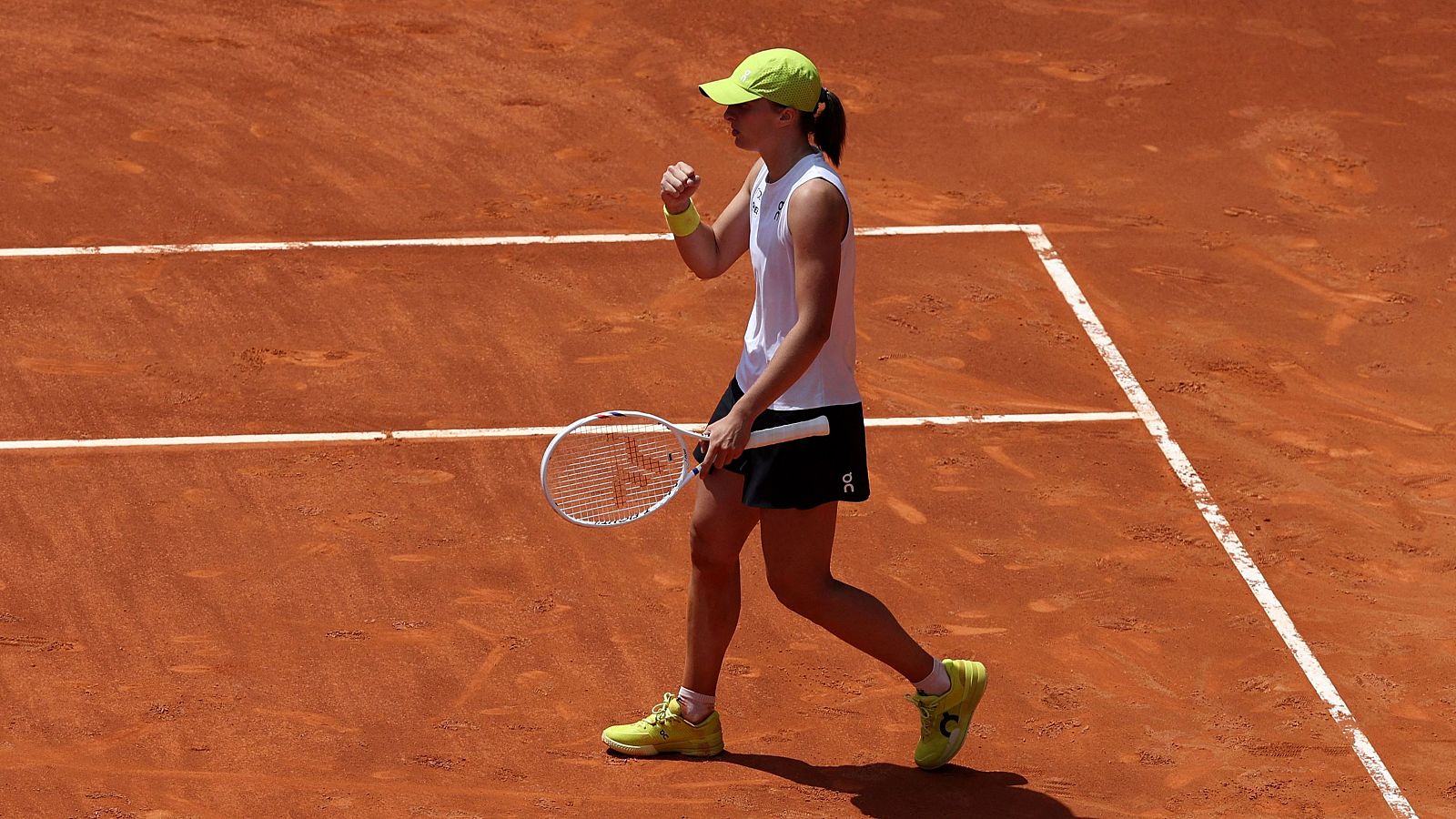 Iga Swiatek celebra su victoria ante Diana Shnaider en Madrid