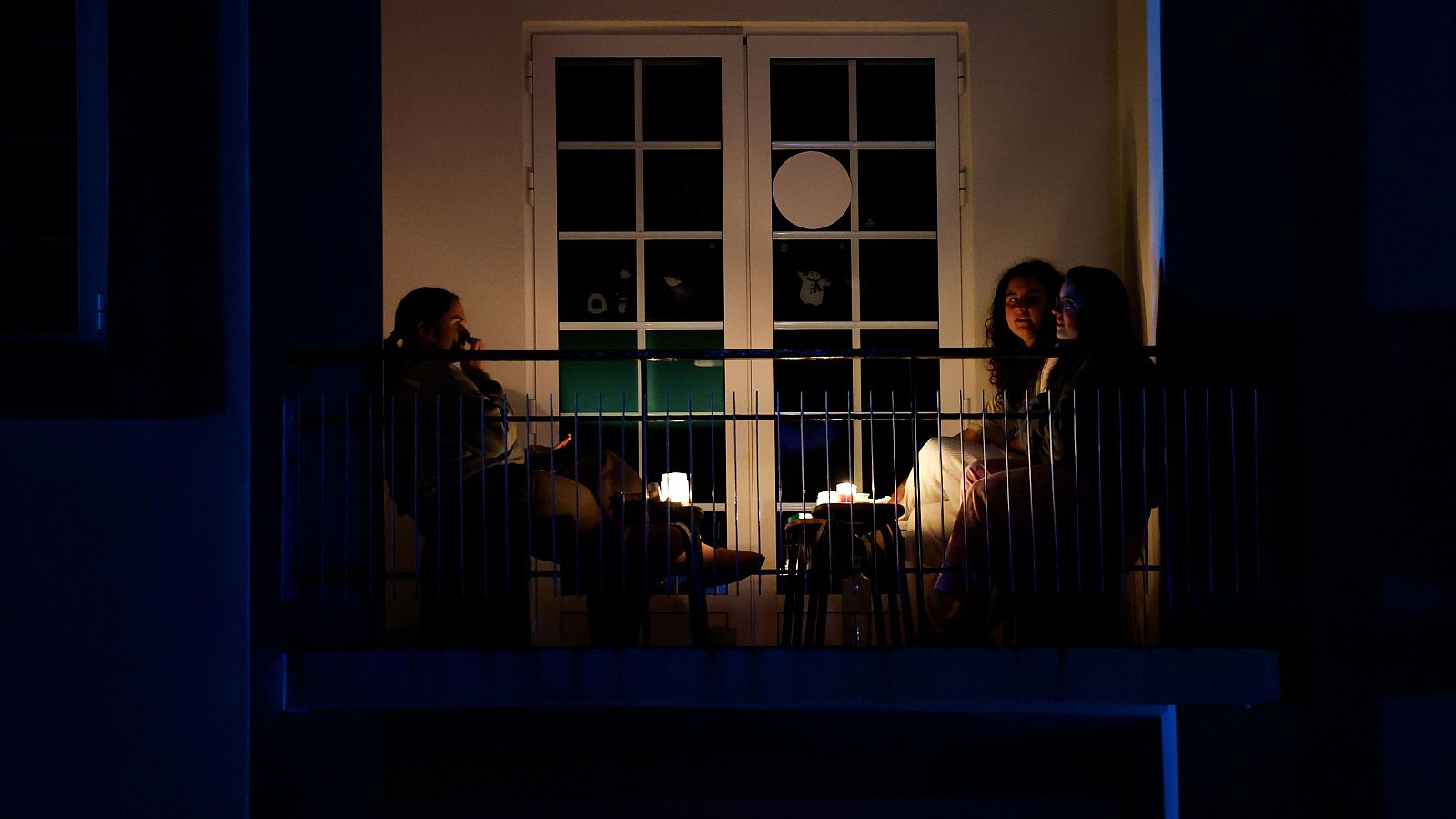 Personas se reúnen en un balcón durante el en Santiago de Compostela