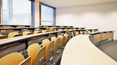 Estudiar la misma carrera en España puede costar hasta 700 euros más según la universidad
