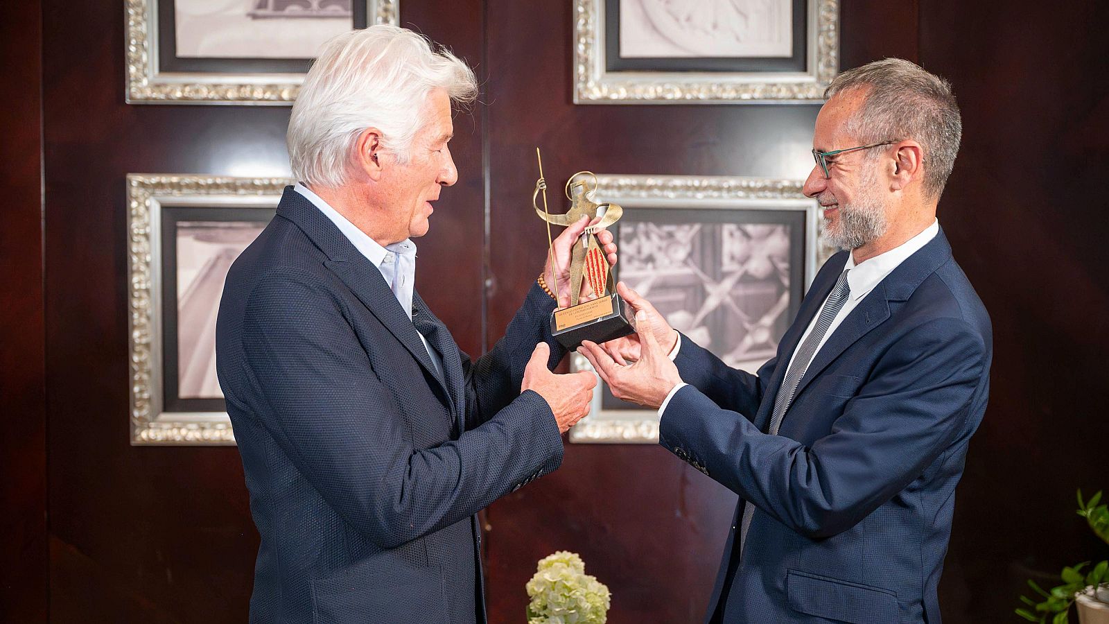 Richard Gere rep l'estatueta amb la figura Sant Jordi de l'Esteve Crespo