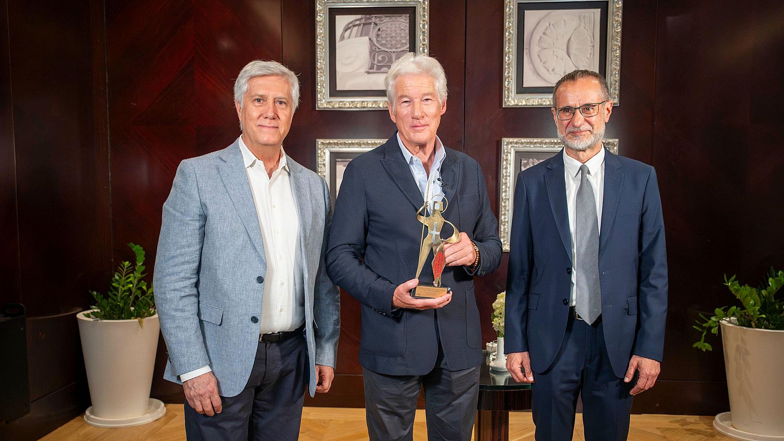 Richard Gere, tras recoger el premio, con Pere Buhigas y Esteve Crespo