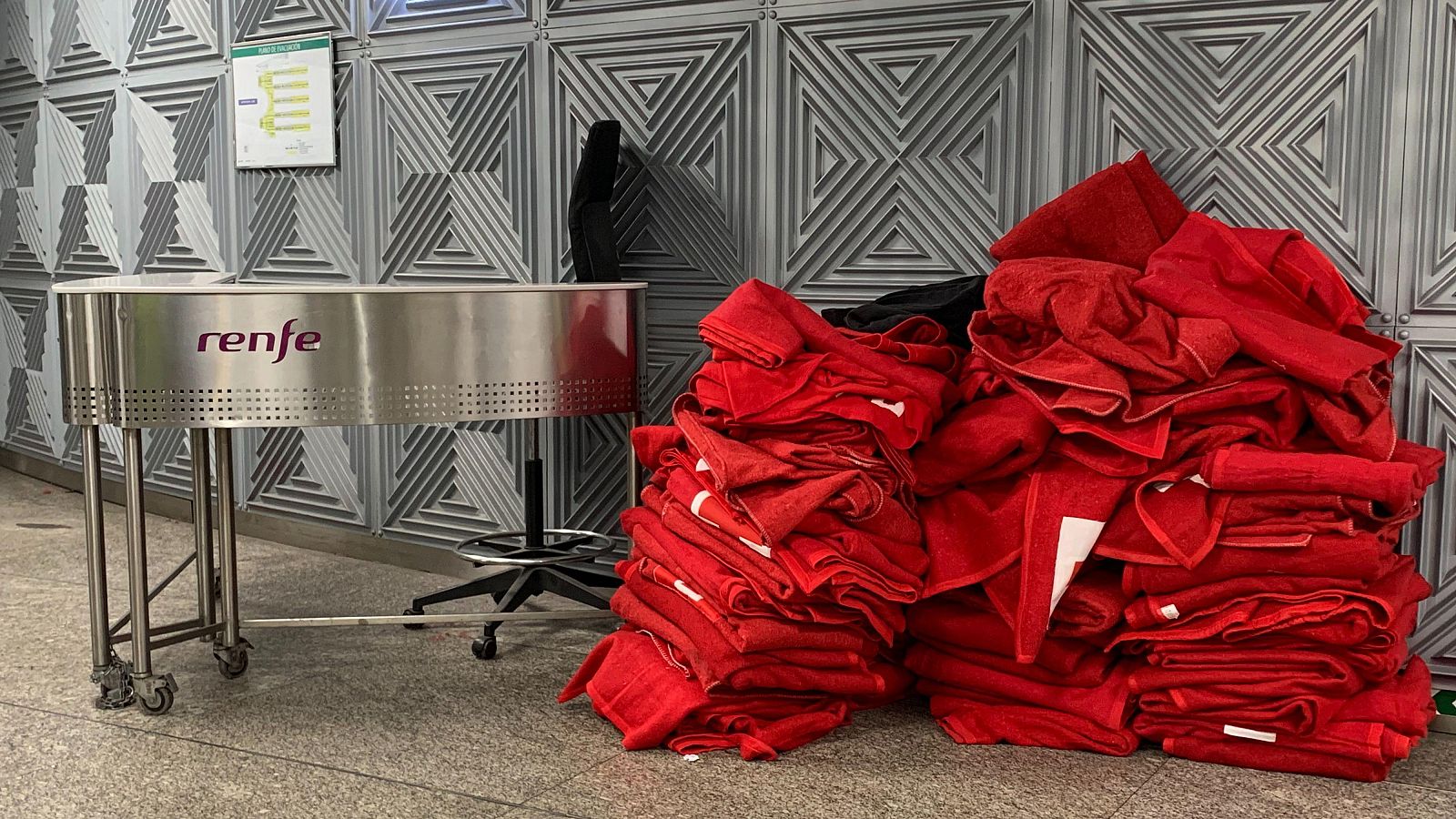 Mantas en el suelo y confusión en Atocha el día después del apagón