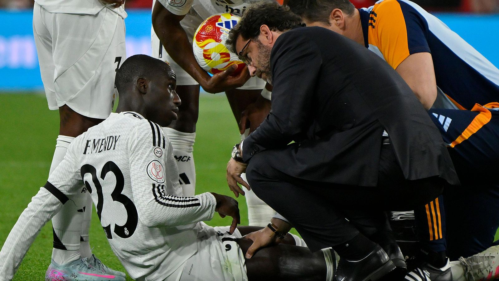 El defensa Ferland Mendy (i) se lesiona durante la final de la Copa del Rey entre el Real Madrid y el FC Barcelona en Sevilla.