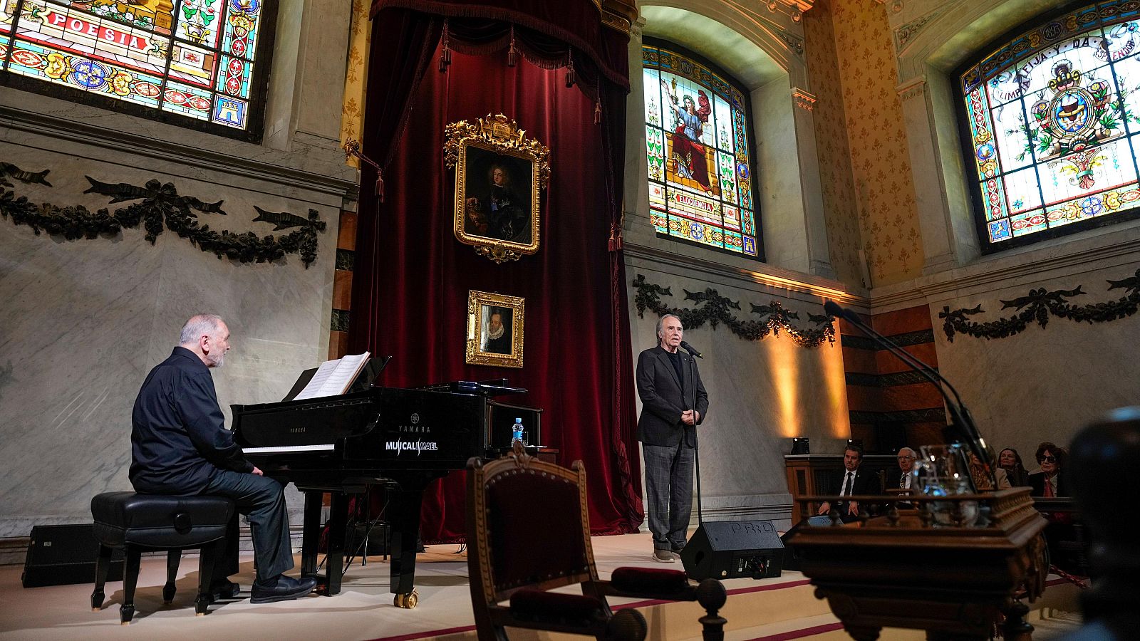El cantautor Joan Manuel Serrat en la lectura del discurso escrito por Antonio Machado para su ingreso en la RAE