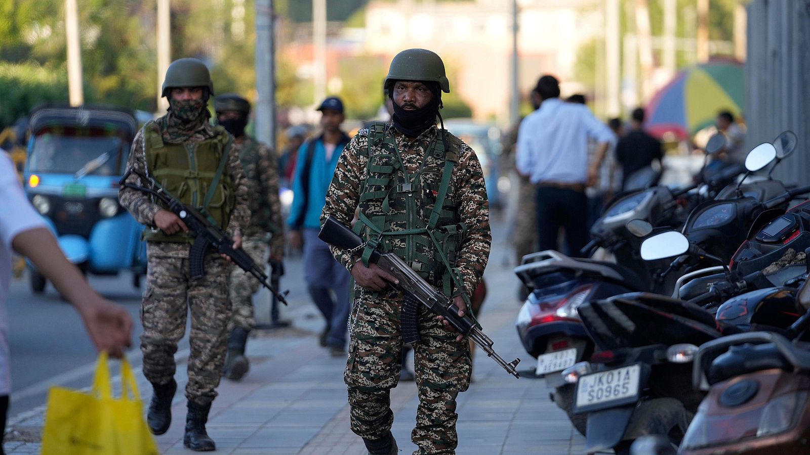 Soldados paramilitares indios patrullan mientras vigilan un concurrido mercado en Srinagar, Cachemira