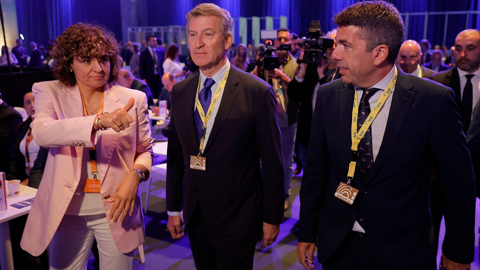 El presidente del Partido Popular, Alberto Núñez Feijó (c), el presidente de la Generalitat valenciana, Carlos Mazón (d), y la eurodiputada Dolors Montserrat,