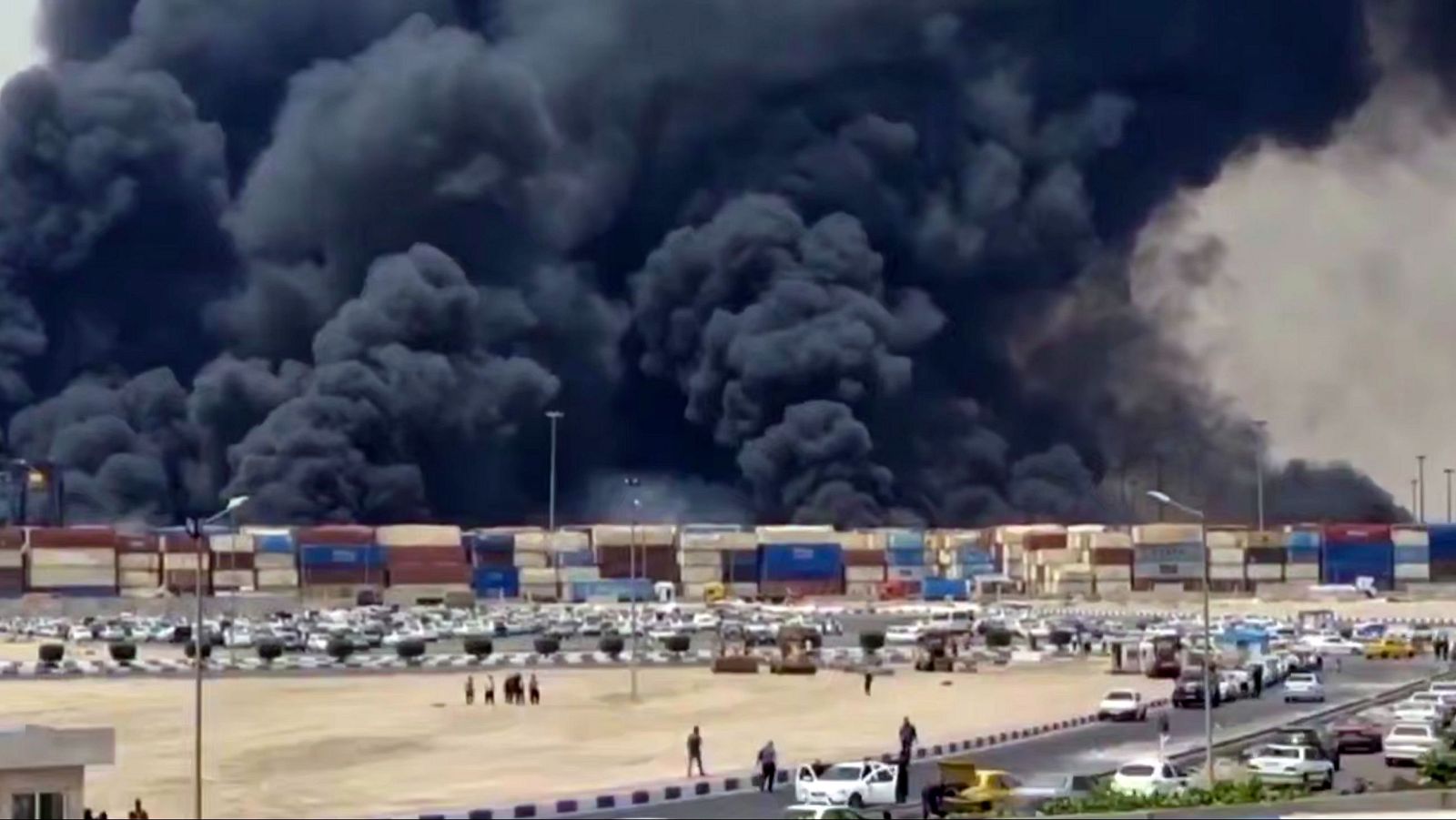 Una grabación de vídeo difundida por el sitio web oficial de la televisión estatal muestra humo en el puerto de Rajaie, en la ciudad de Bandar Abbas, al sur de Irán, el 26 de abril de 2025.