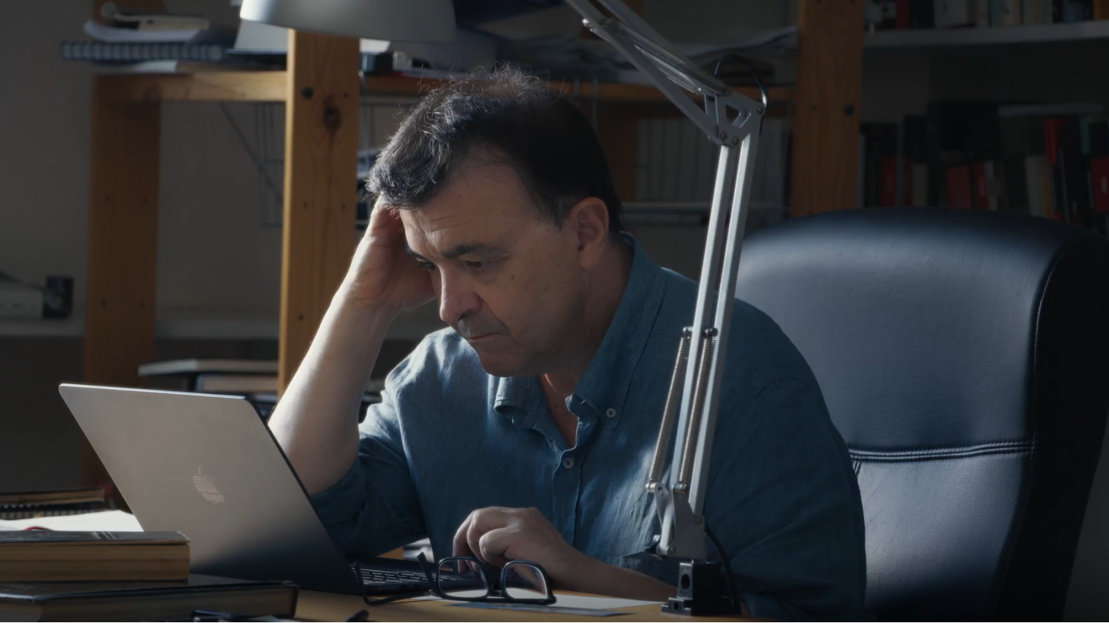Imatge del documental 'Javier Cercas i l'impostor' on veiem Javier Cercas durant el procés creatiu de la seva novel·la 'L'impostor'