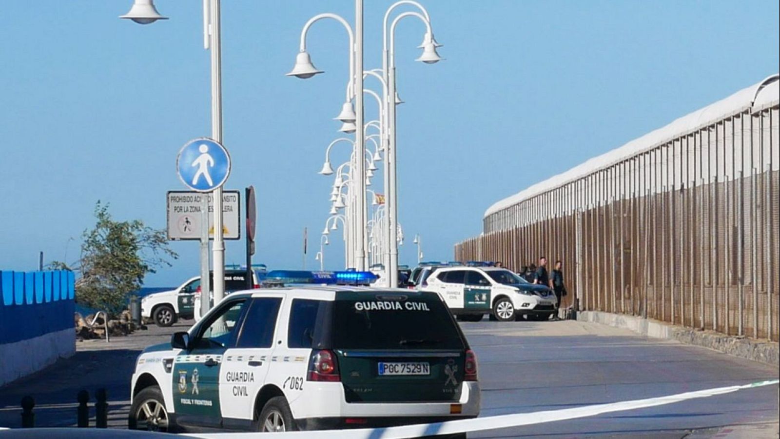 Agentes de la Guardia Civil en el vallado fronterizo de la ciudad autónoma con Marruecos