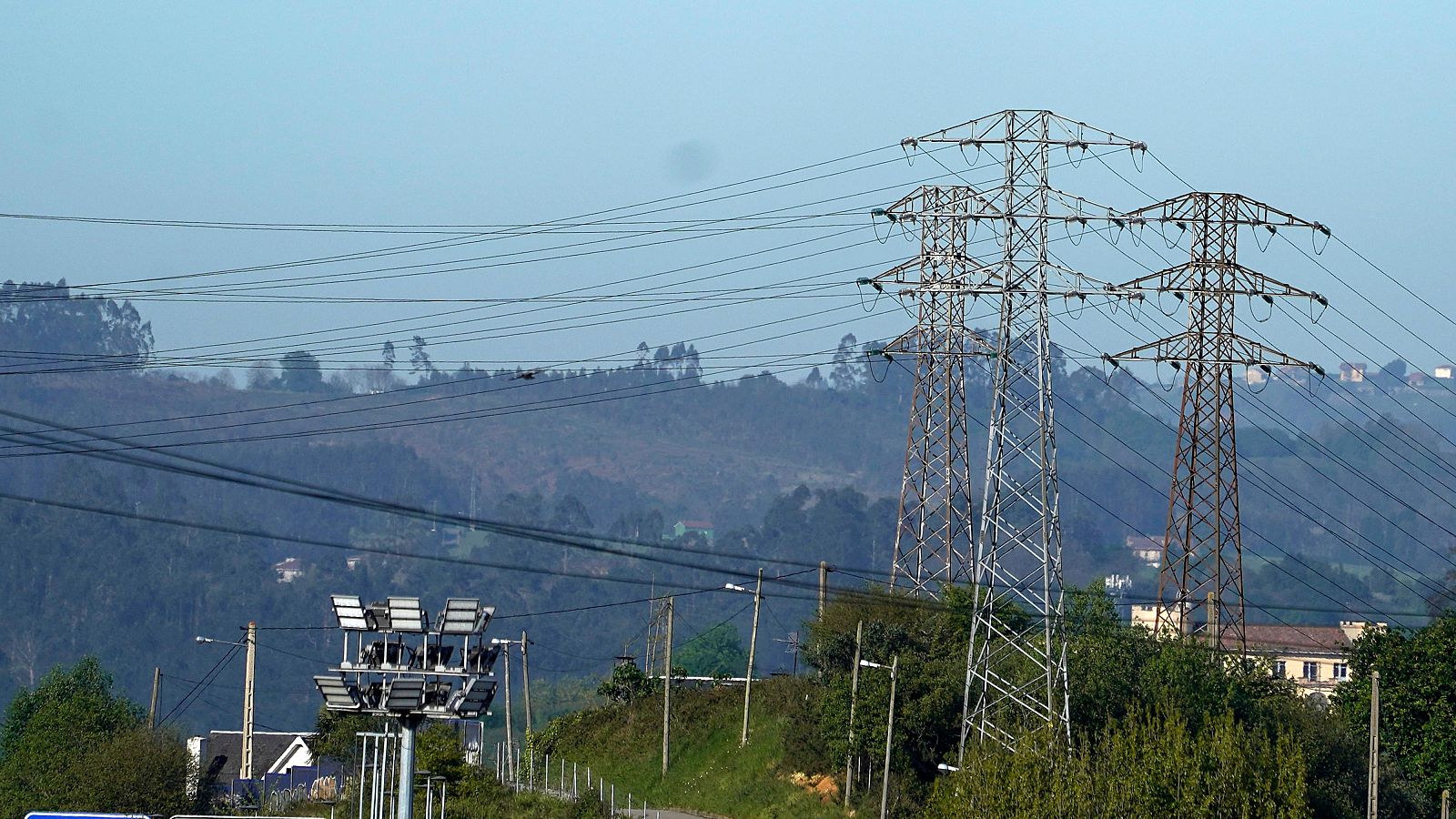Torretas de la luz cerca de una subestación eléctrica en Oviedo.