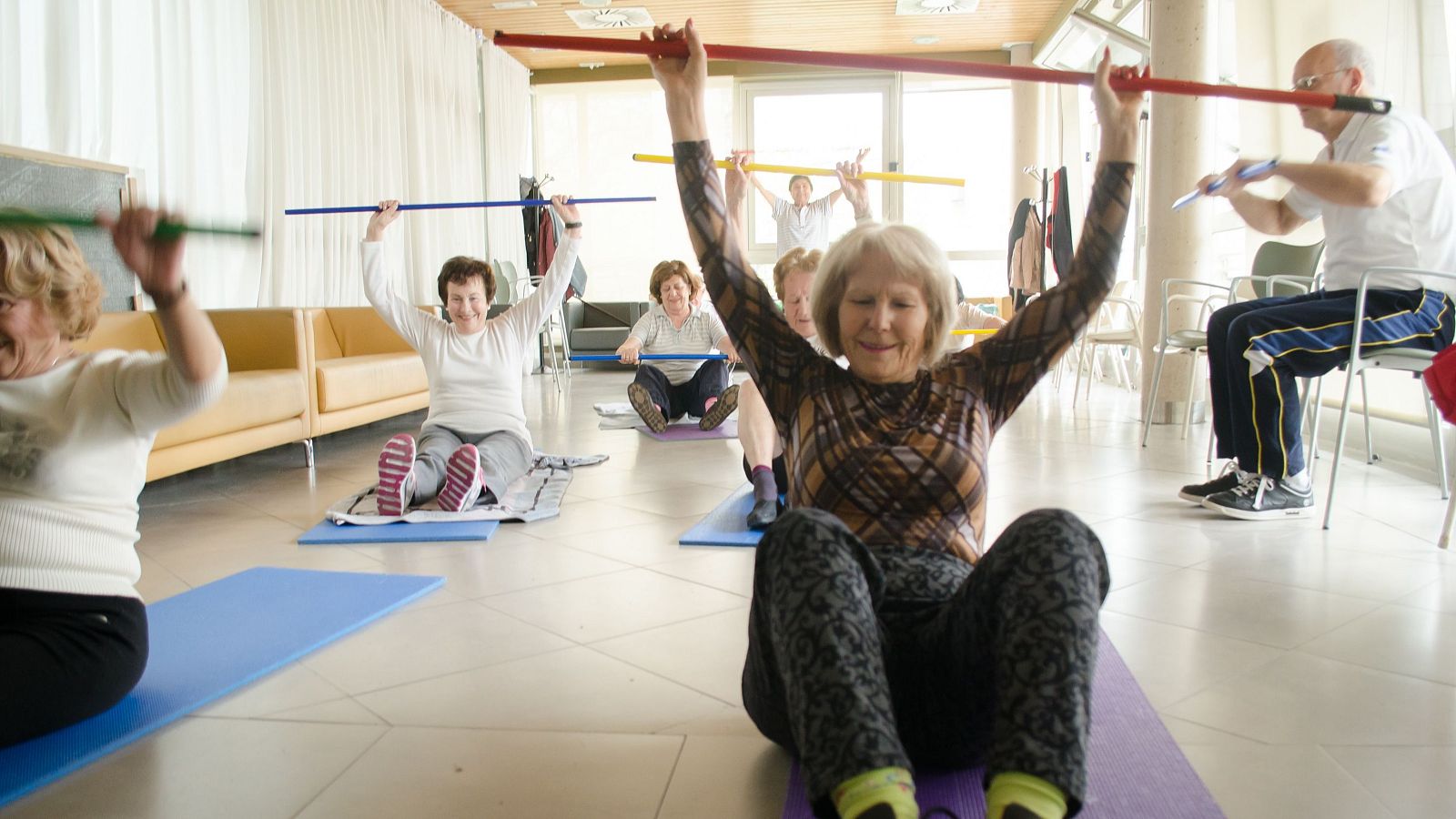 Una mujer mayor haciendo gimnsasia durante una sesión de activación física