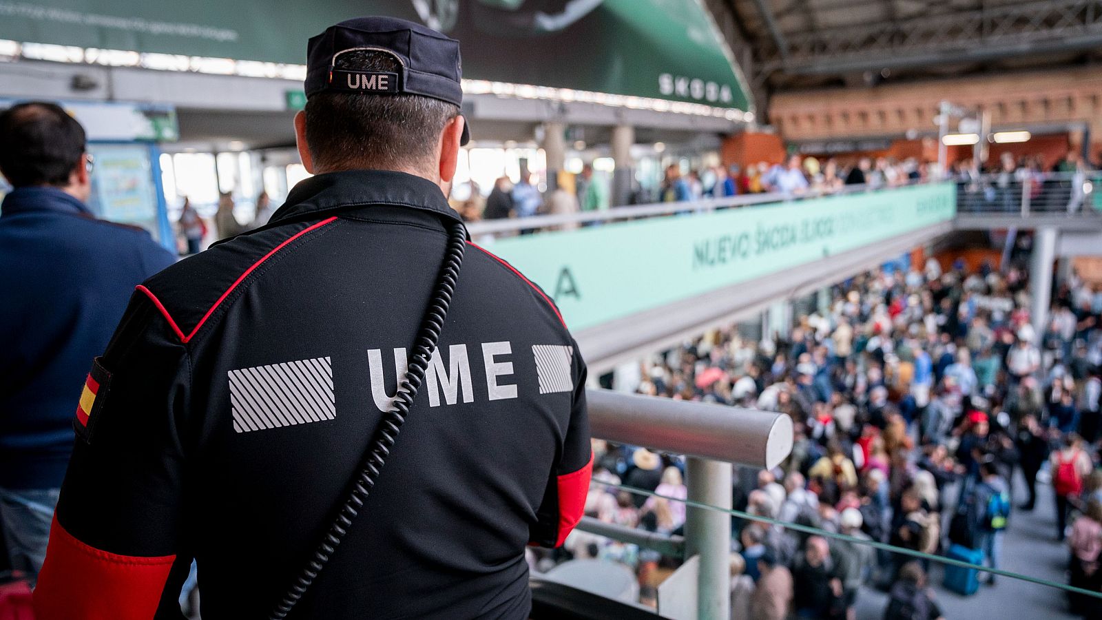 Un militar de la UME en la estación de Atocha-Almudena Grandes