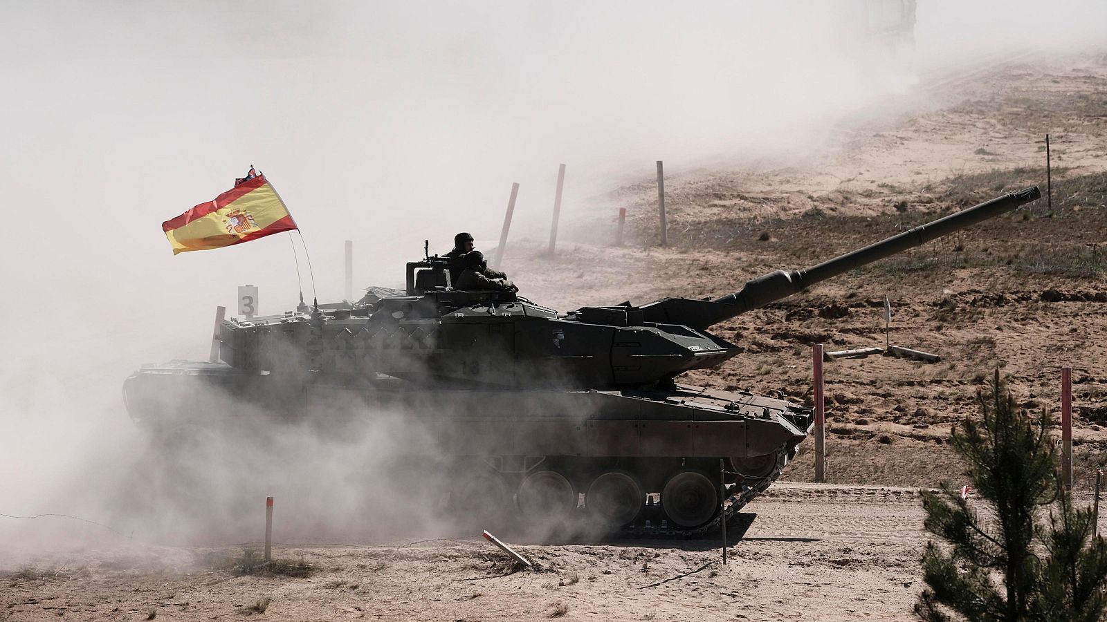 Un carro de combate español Leopard 2E participa en una competición en la Base Militar de Adazi, Letonia