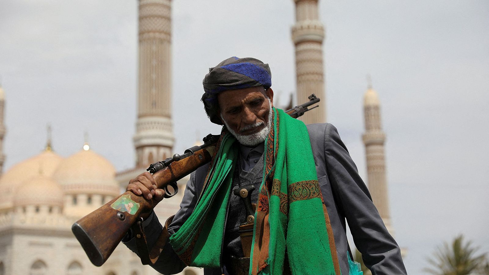 Un hombre armado durante una manifestación en solidaridad con los palestinos en Saná, Yemen