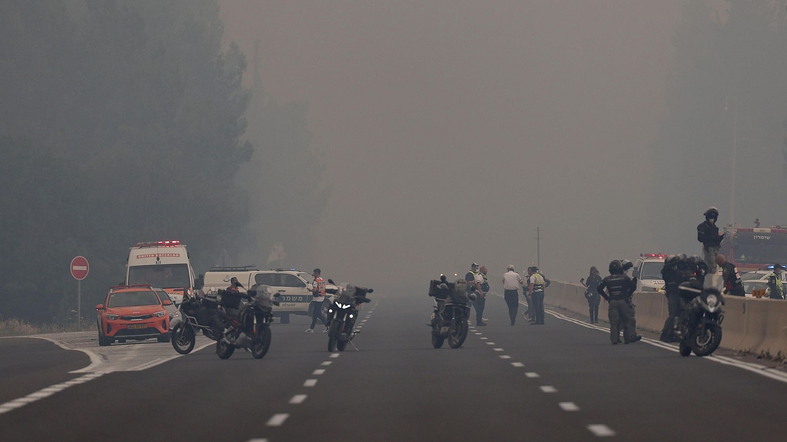 Efectivos de seguridad de Israel en una de las carreteras durante los incendios en Jerusalen