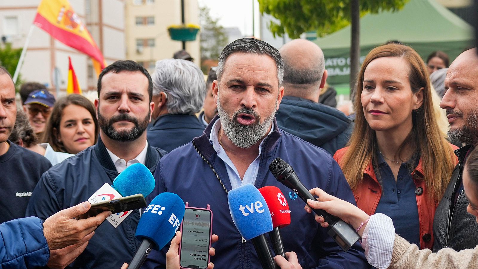 El líder de Vox, Santiago Abascal, atiende a los medios durante un acto por el 1 de Mayo en Fuenlabrada, Madrid.