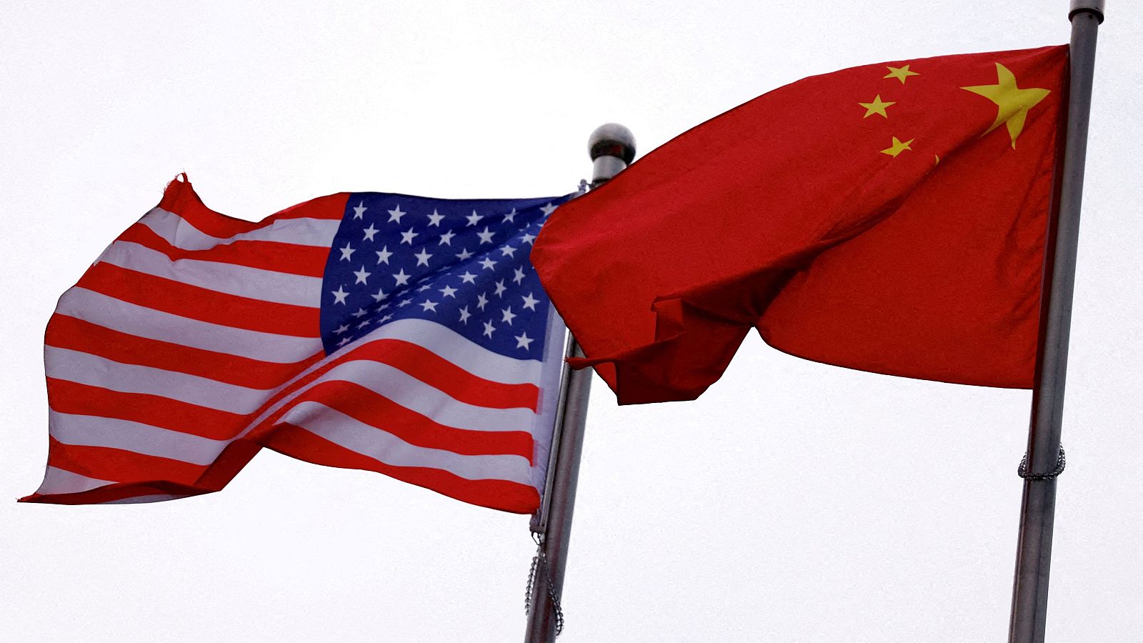 Una bandera estadounidense y otra china ondean en una imagen de archivo