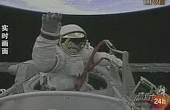 China concluye con éxito su primer paseo espacial