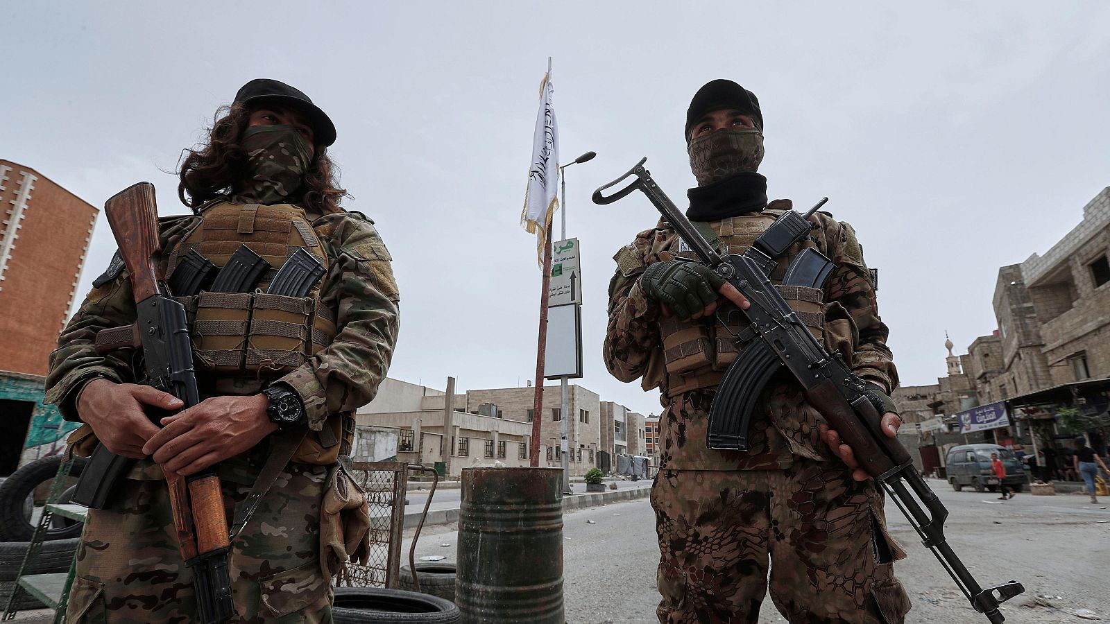 Fuerzas de seguridad del Gobierno sirio en una de las entradas del suburbio de Jaramana, Damasco