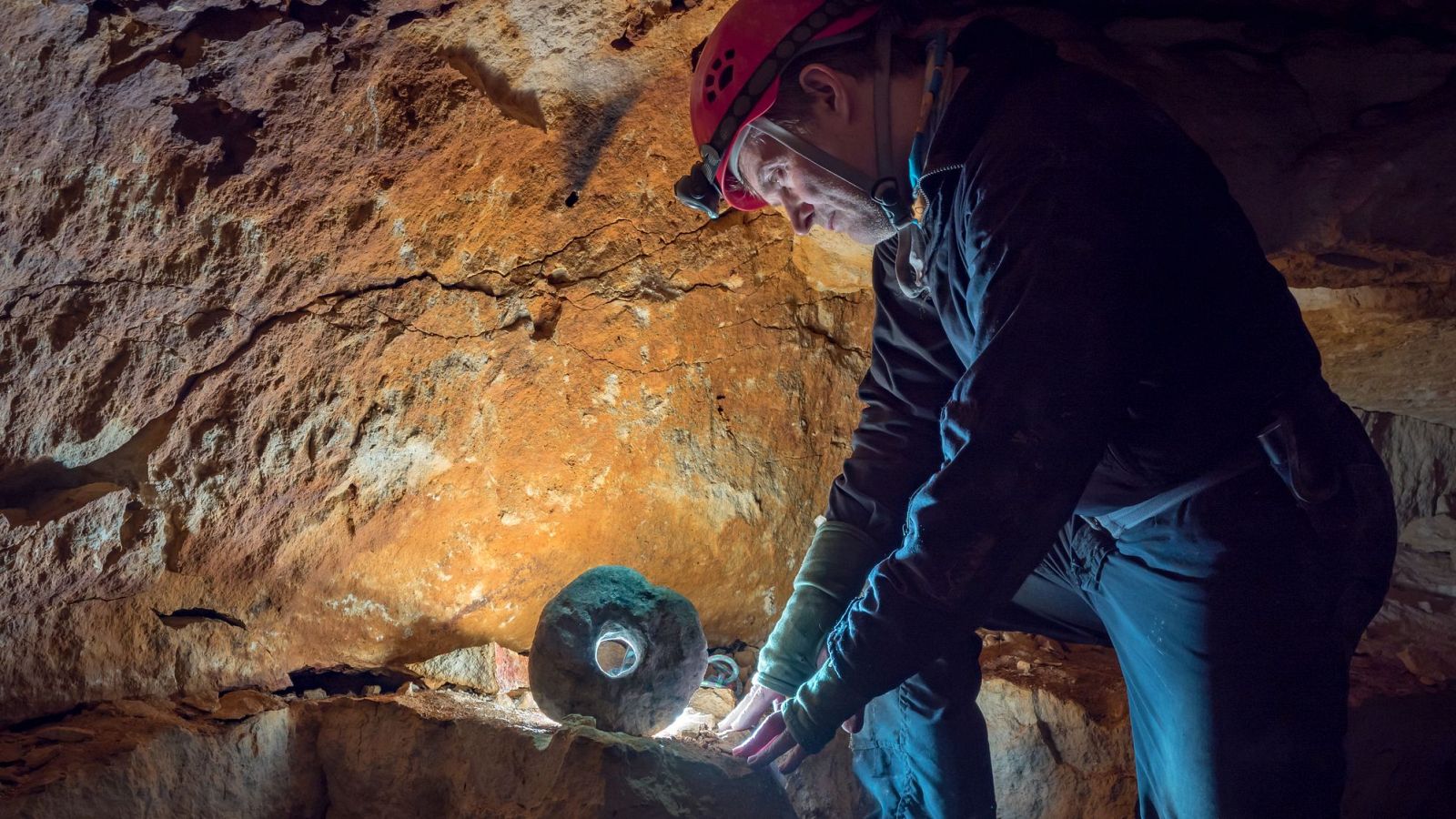 Paleontólogo trabajando en un yacimiento prehistórico