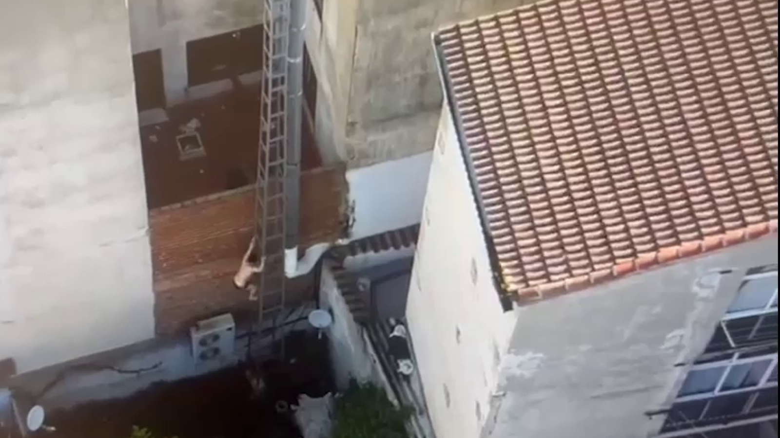 Detenido un agresor de viogen que intentó huir de los agentes saltando por los tejados en un pueblo de Ávila