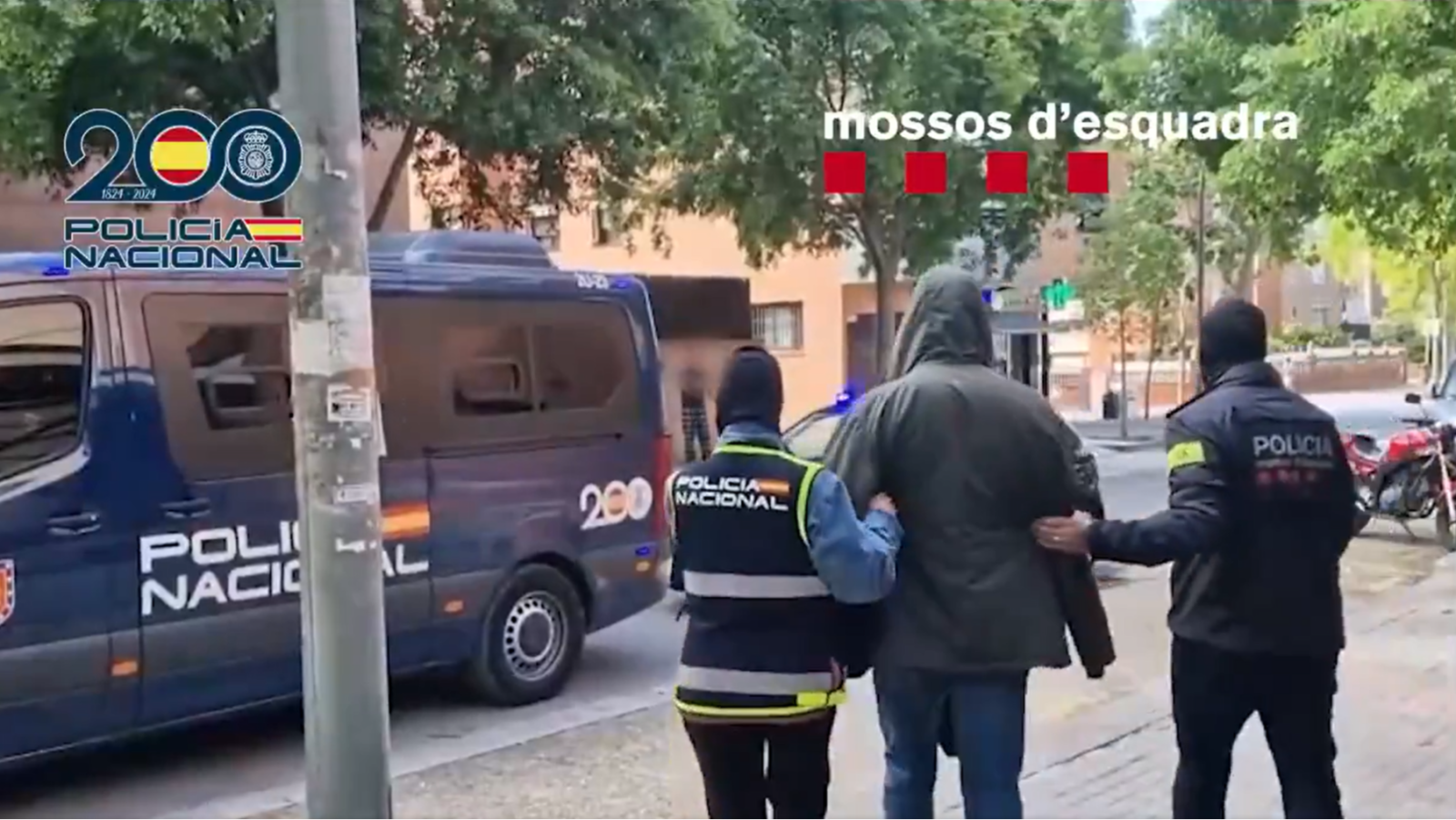Agentes de la Polocía Nacional y de los Mossos durante una de las detenciones