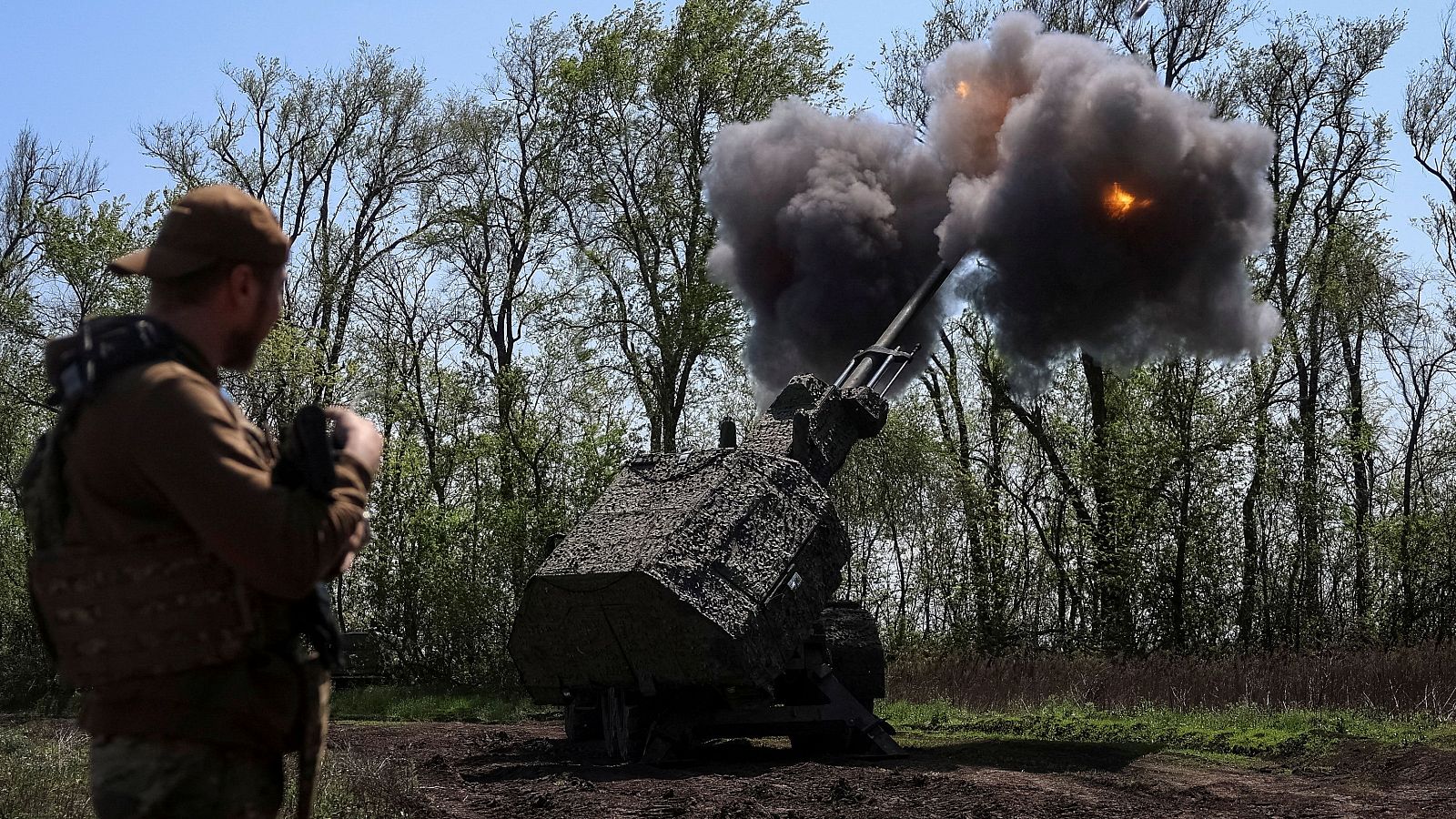Un soldado ucraniano junto a una pieza de artillería en la región de Zaporiyia