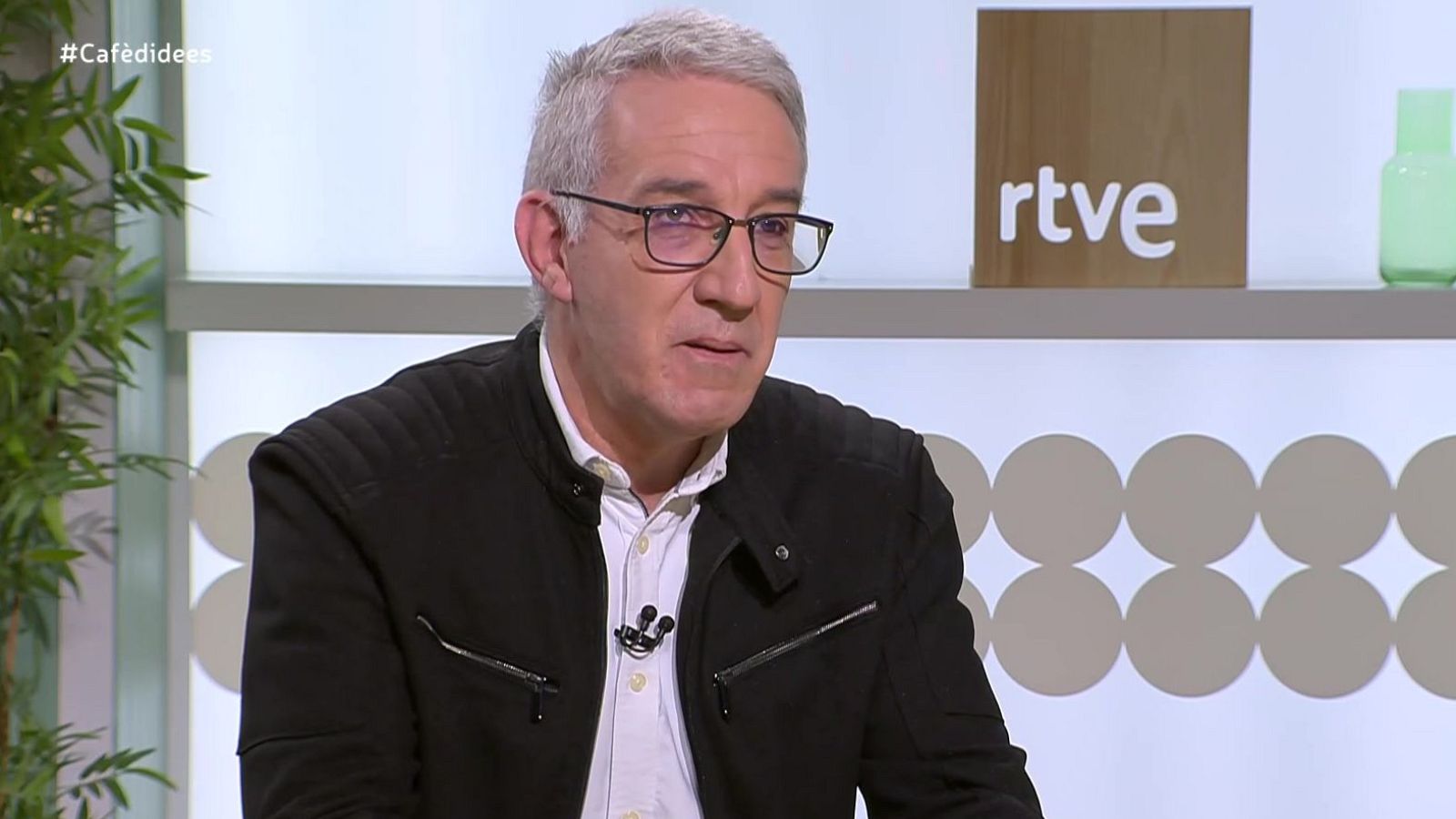 Enric Morist en una entrevista al Cafè d'idees