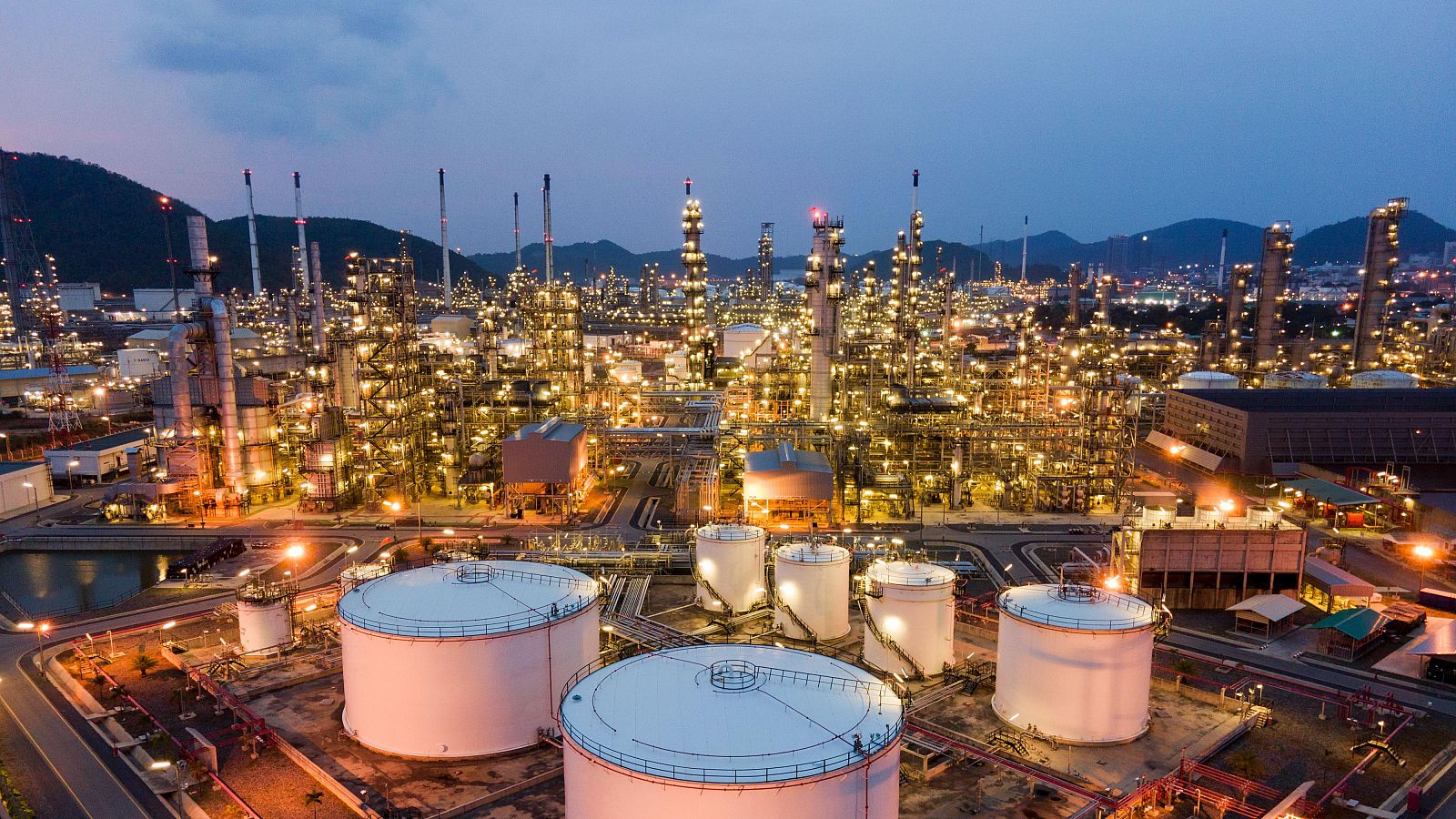 La OPEP+ decide aumentar en 411.000 barriles diarios su oferta de crudo en junio