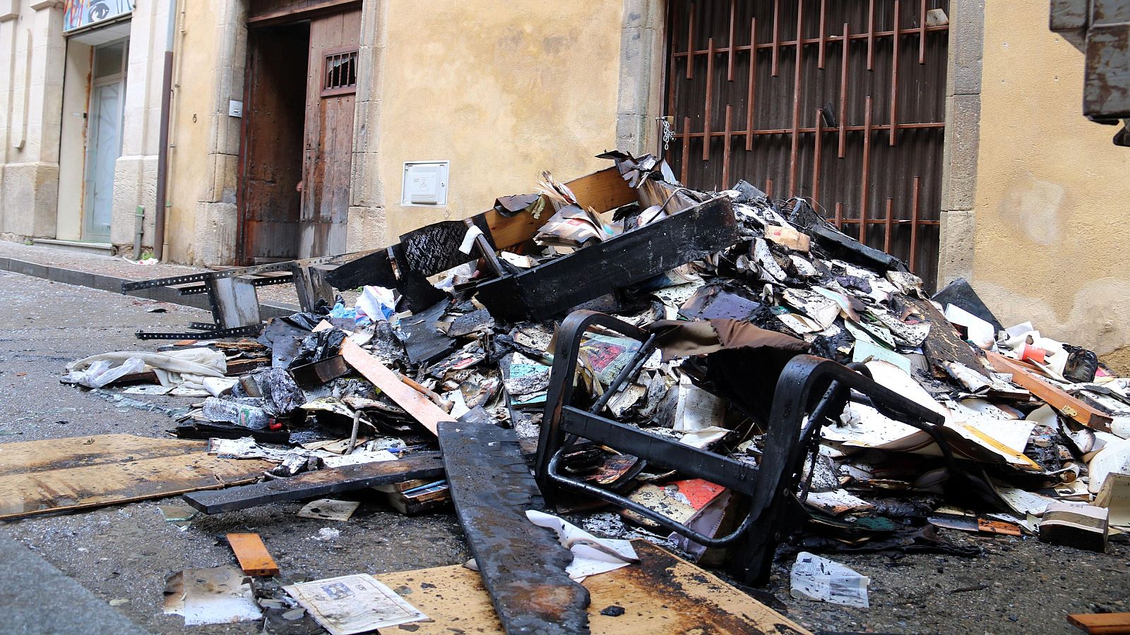 Material calcinat davant els baixos del carrer de Sant Joan de Tàrrega on vivia Xavier García López