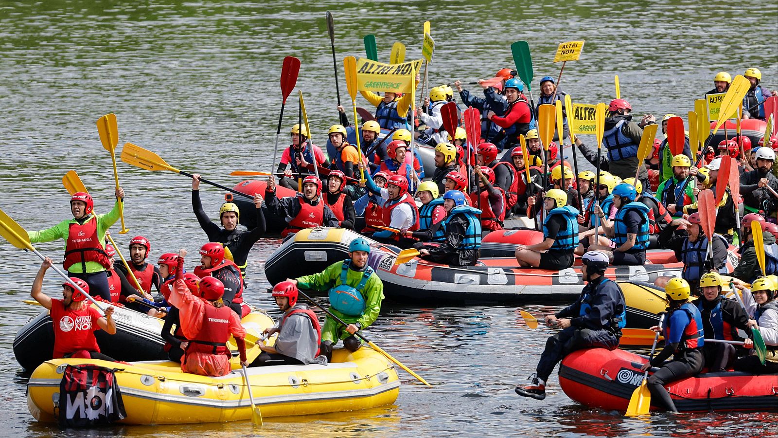 Decenas de embarcaciones descienden el río Ulla para denunciar el daño que supondría la planta de Altri