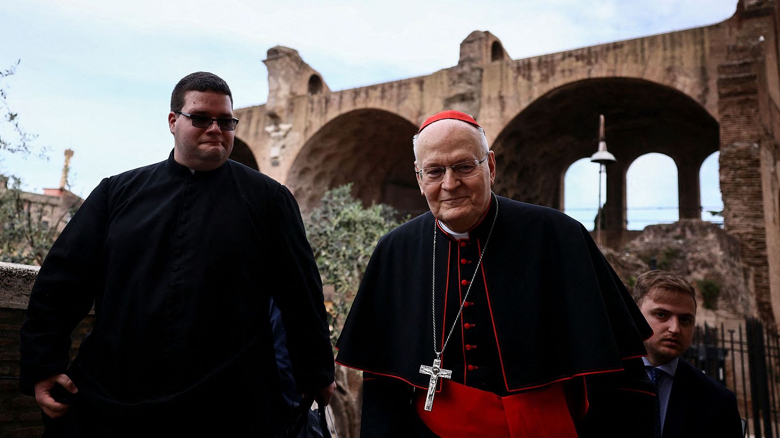 El cardenal Péter Erdö a su llegada a la iglesia de Santa Francesca Romana