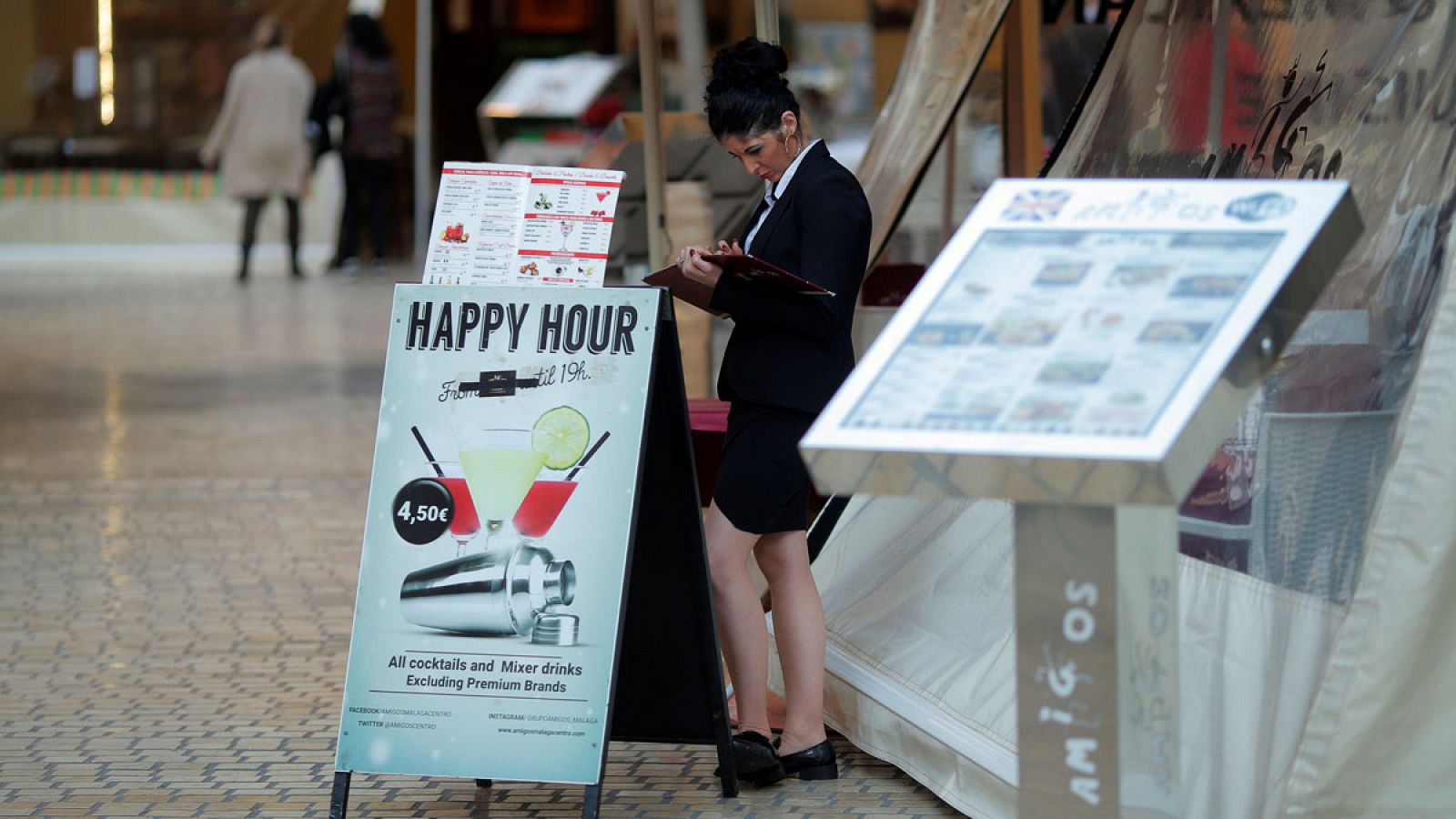 Una camarera espera a que lleguen clientes