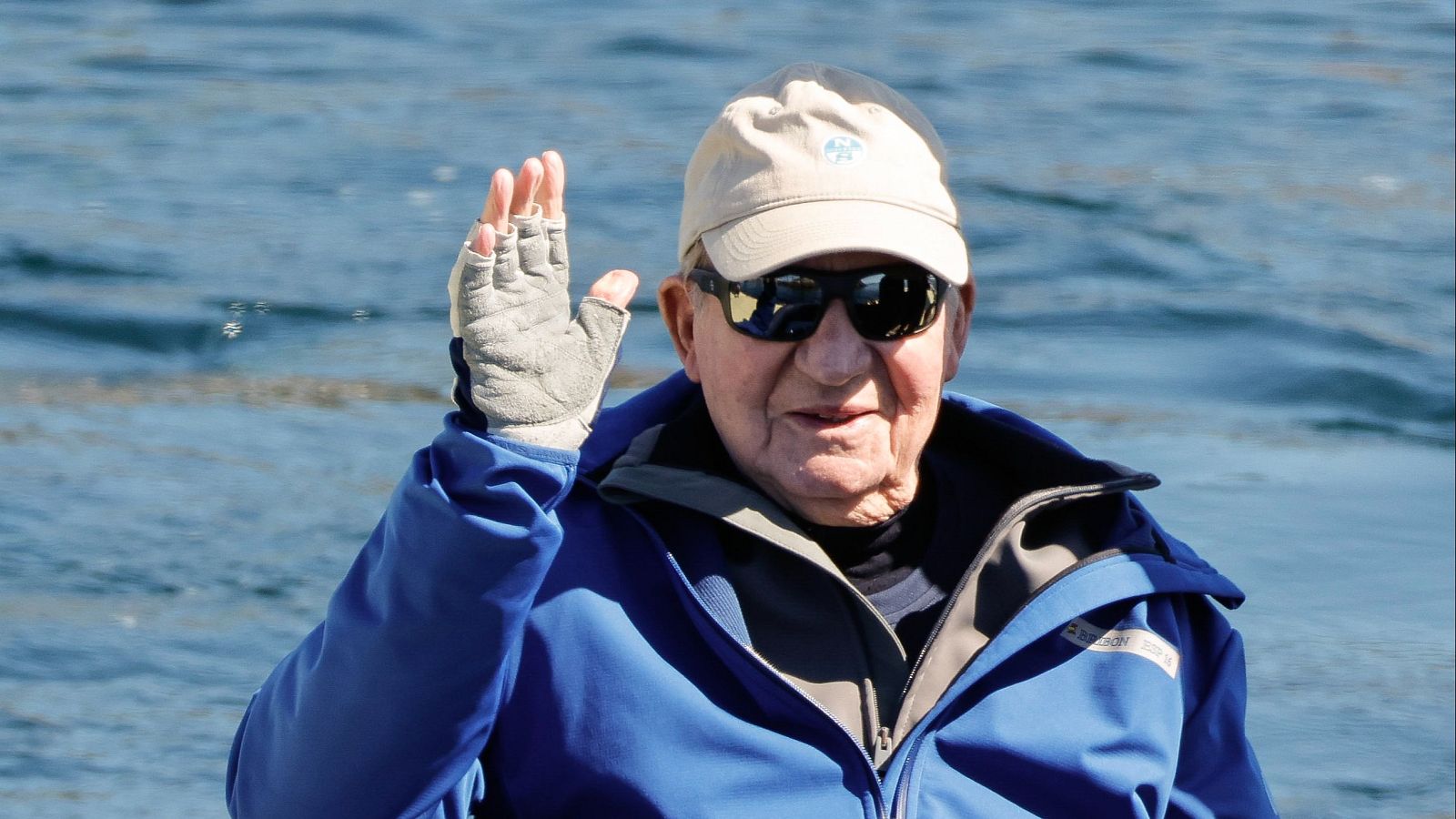 El rey emérito Juan Carlos I, a bordo del Bribón para participar en la segunda regata de la clase 6 metros de vela este pasado domingo en Sanxenxo (Pontevedra).