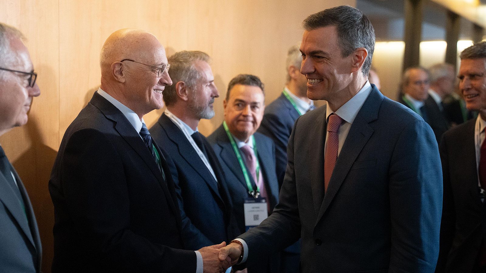 El president del Govern, Pedro Sánchez, saluda al president del Banc Sabadell, Josep Oliu, durant la 40 Va reunir Cercle d'Economia