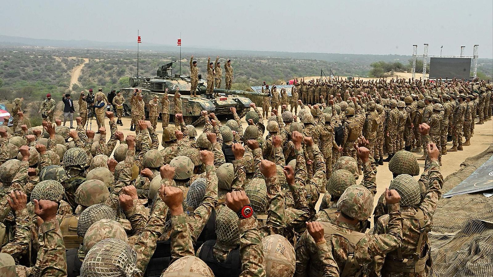 Militares paquistanís durante el simulacro de guerra terrestre dentro del plan "hammer strike".