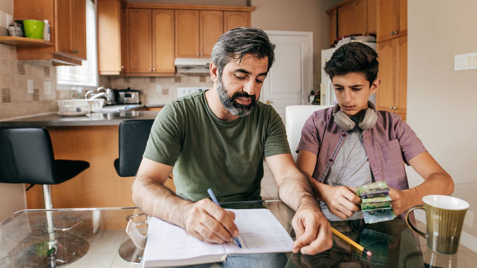 "¿Cómo ganar dinero?" o "¿dónde voy a ganar más?" son algunas de las preguntas más comunes entre adolescentes cuando hablan de dinero.