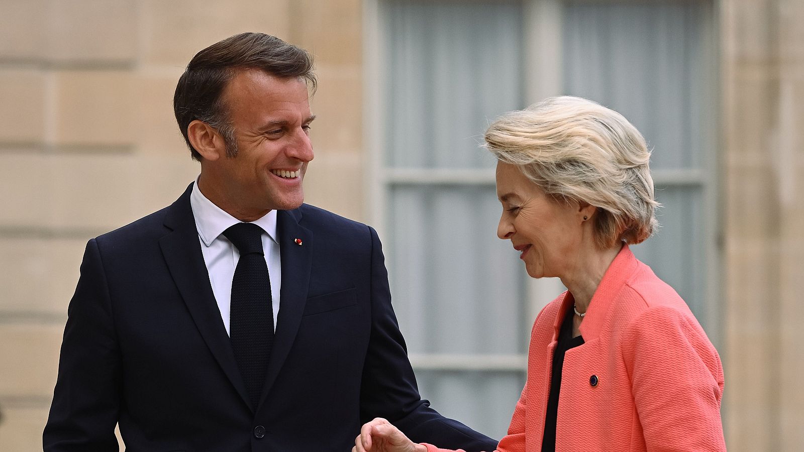 El presidente francés, Emmanuel Macron, recibe a la presidenta de la Comisión Europea, Ursula Von Der Leyen, en el Palacio del Elíseo