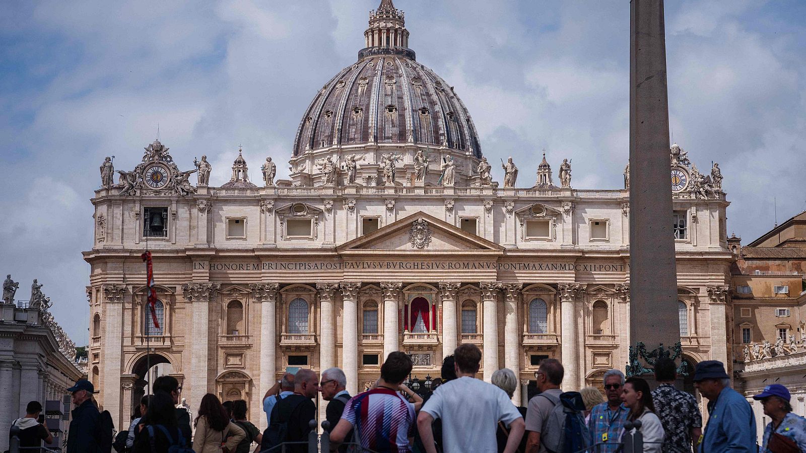 Cónclave para elegir nuevo papa, en directo: turistas en la plaza de San Pedro