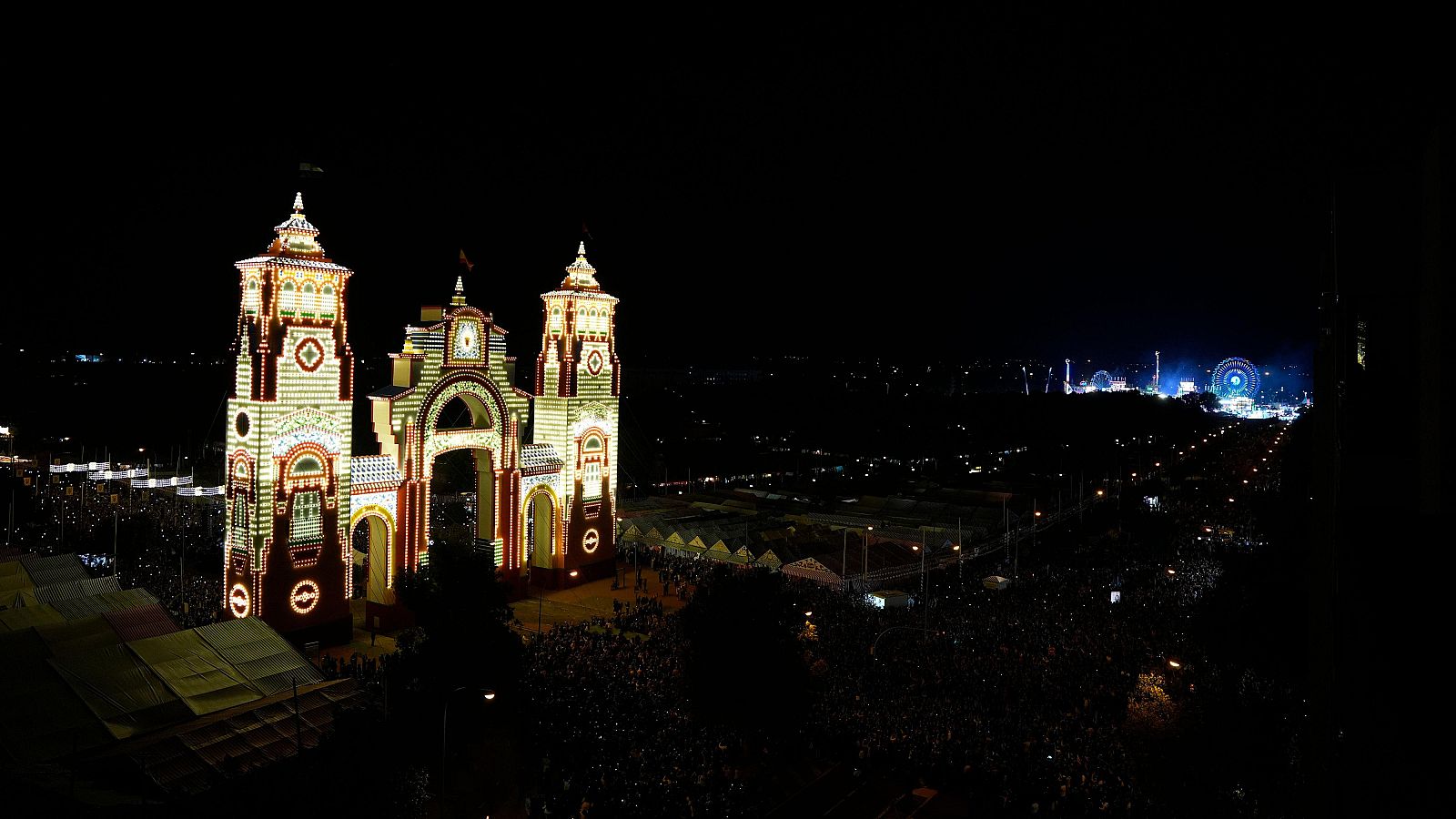 La portada de la Feria de Abril de Sevilla iluminada en la madrugada de este martes con 25.000 bombillas LED