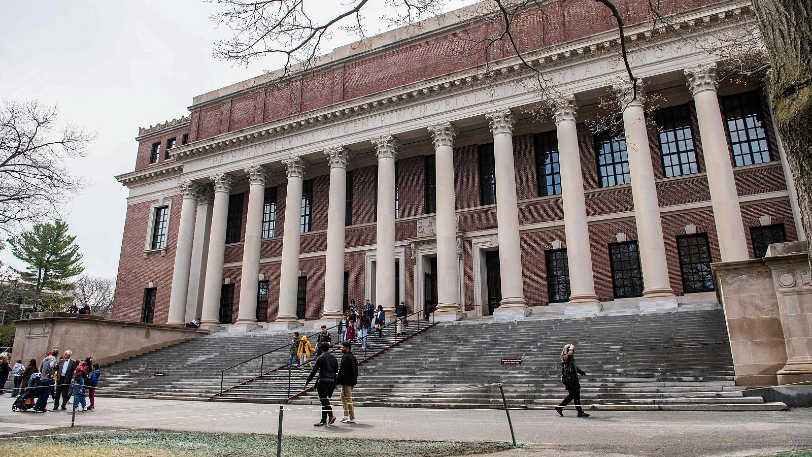 La Biblioteca Harry Elkins Widener en el campus de la Universidad de Harvard en Cambridge, Massachusetts