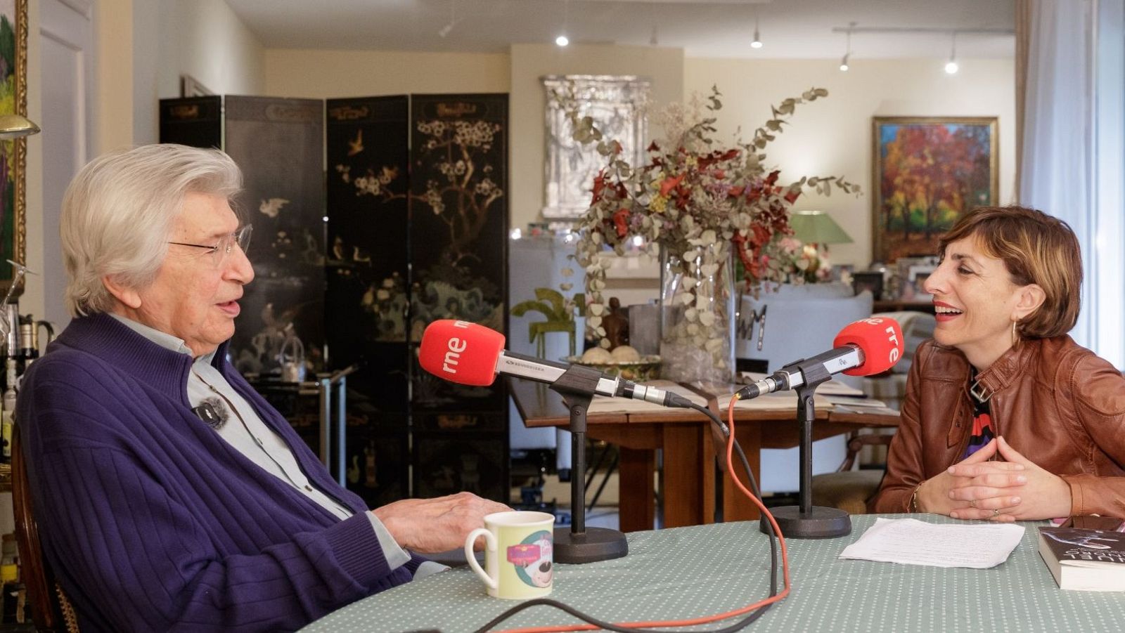 El compositor Manuel Alejandro y Mamen Asencio frente a los micrófonos de RNE.