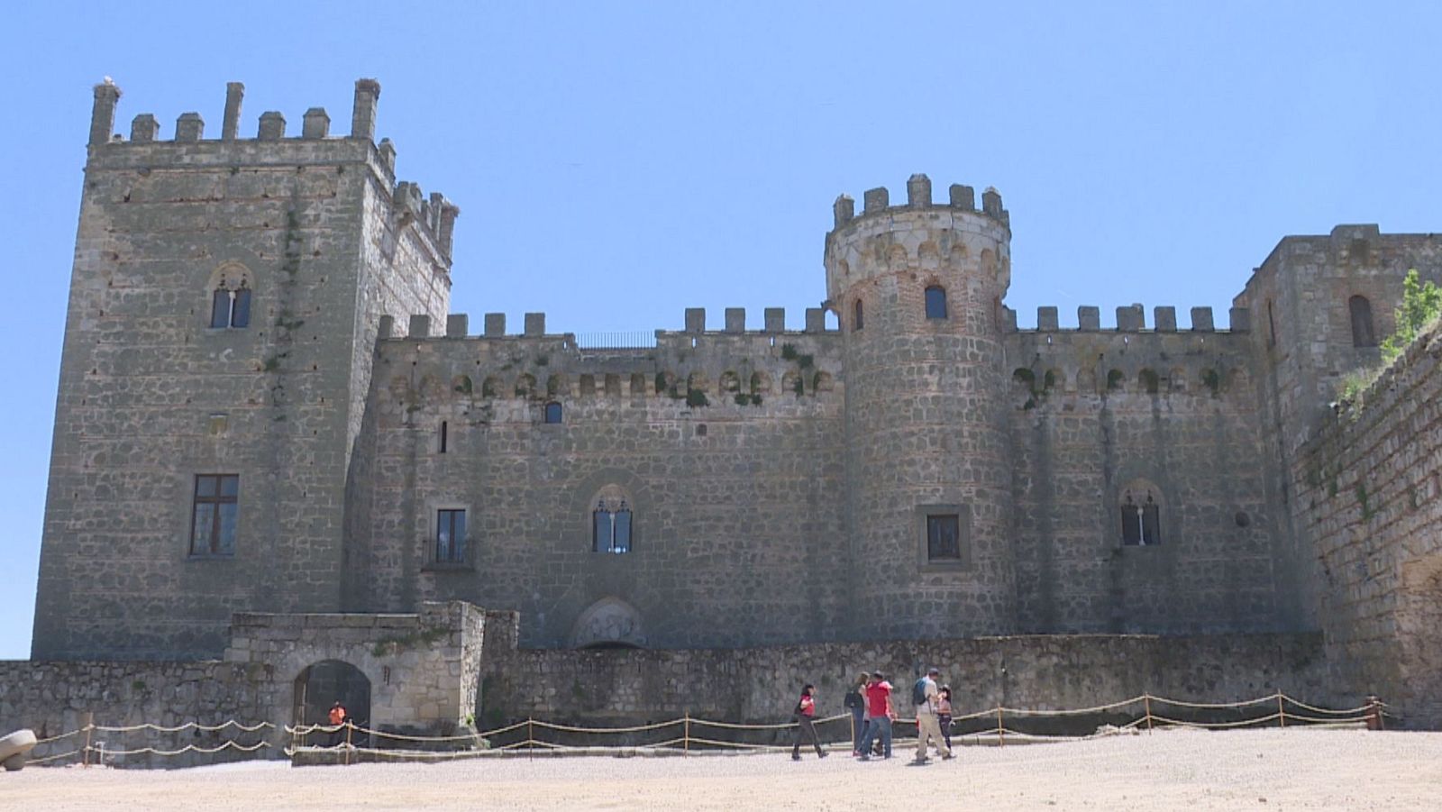 Entrada principal al Castillo y Palacio de Escalona