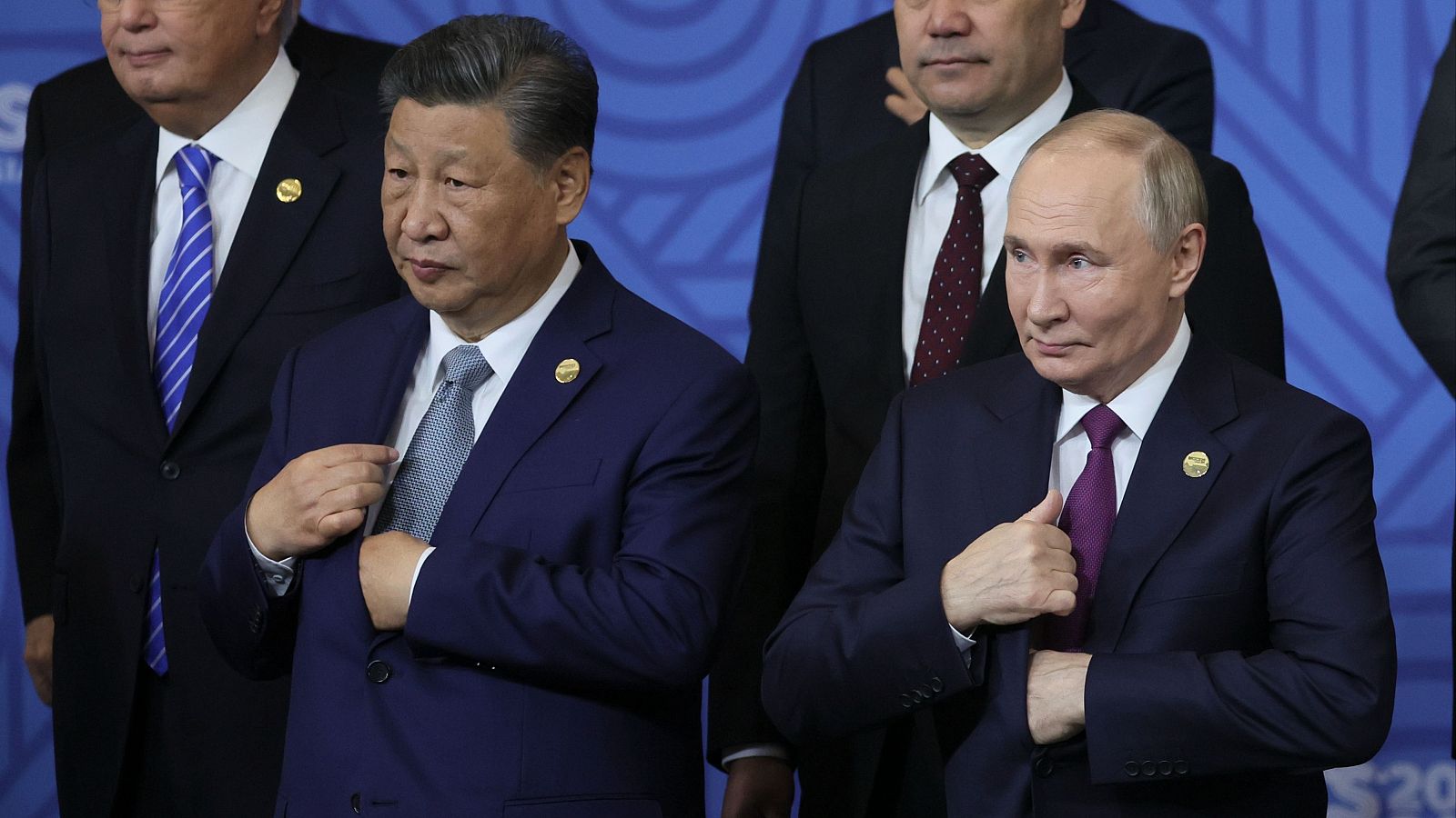 Xi Jinping y Vladimir Putin posan en una cumbre de los BRICS