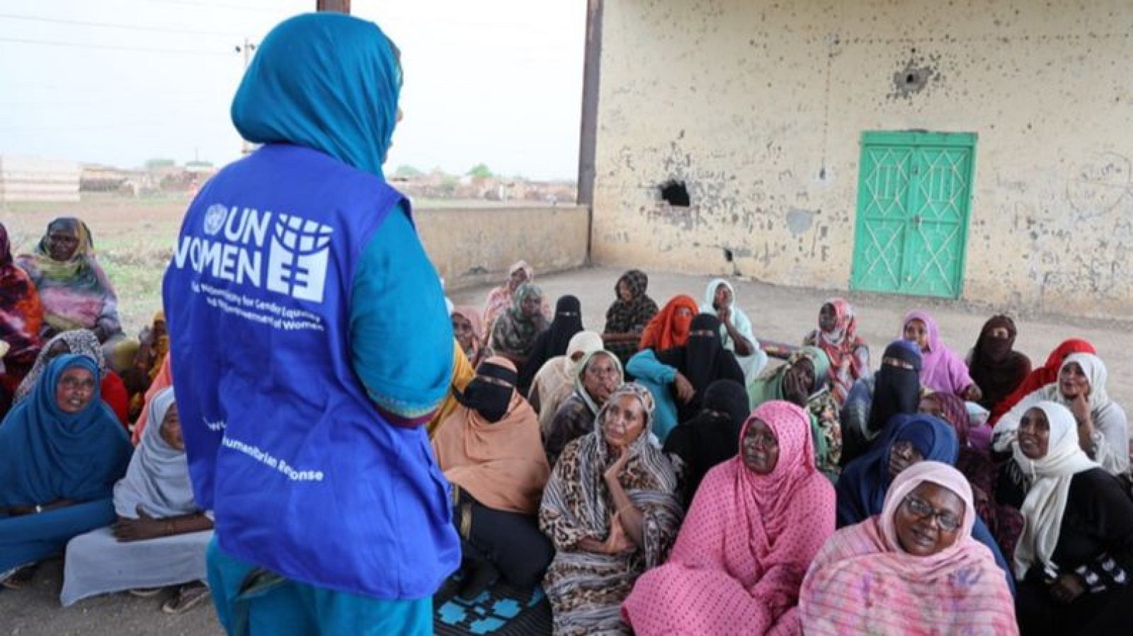 Una trabajadora de ONU Mujeres con un grupo de mujeres en Sudán